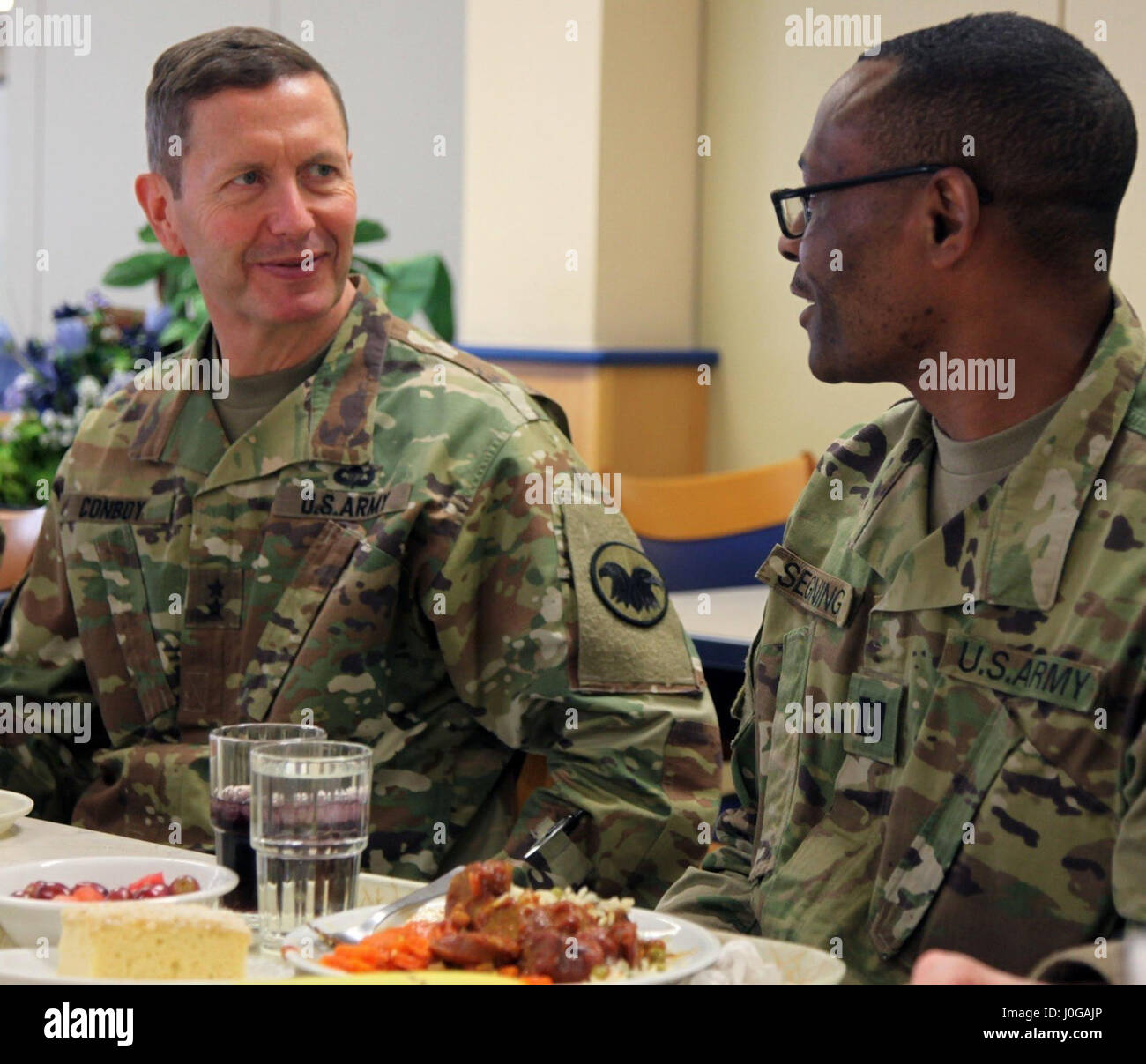 KAISERSLAUTERN, Deutschland – Generalmajor David Conboy, United States Army Reserve Command Kommandierender General der Operationen und stellvertretender Kommandeur, spricht mit Captain Jean Segning, Logistik Offizier, 7. Mission Support Command, 8. April in der Clock Tower Restaurants Einrichtung. Conboy besuchten den Befehl April 8-9 auf der MSC Bereitschaft informiert werden. (US-Armee Foto von Captain Doug Magill, 7. Mission Unterstützung Befehl Public Affairs) Stockfoto