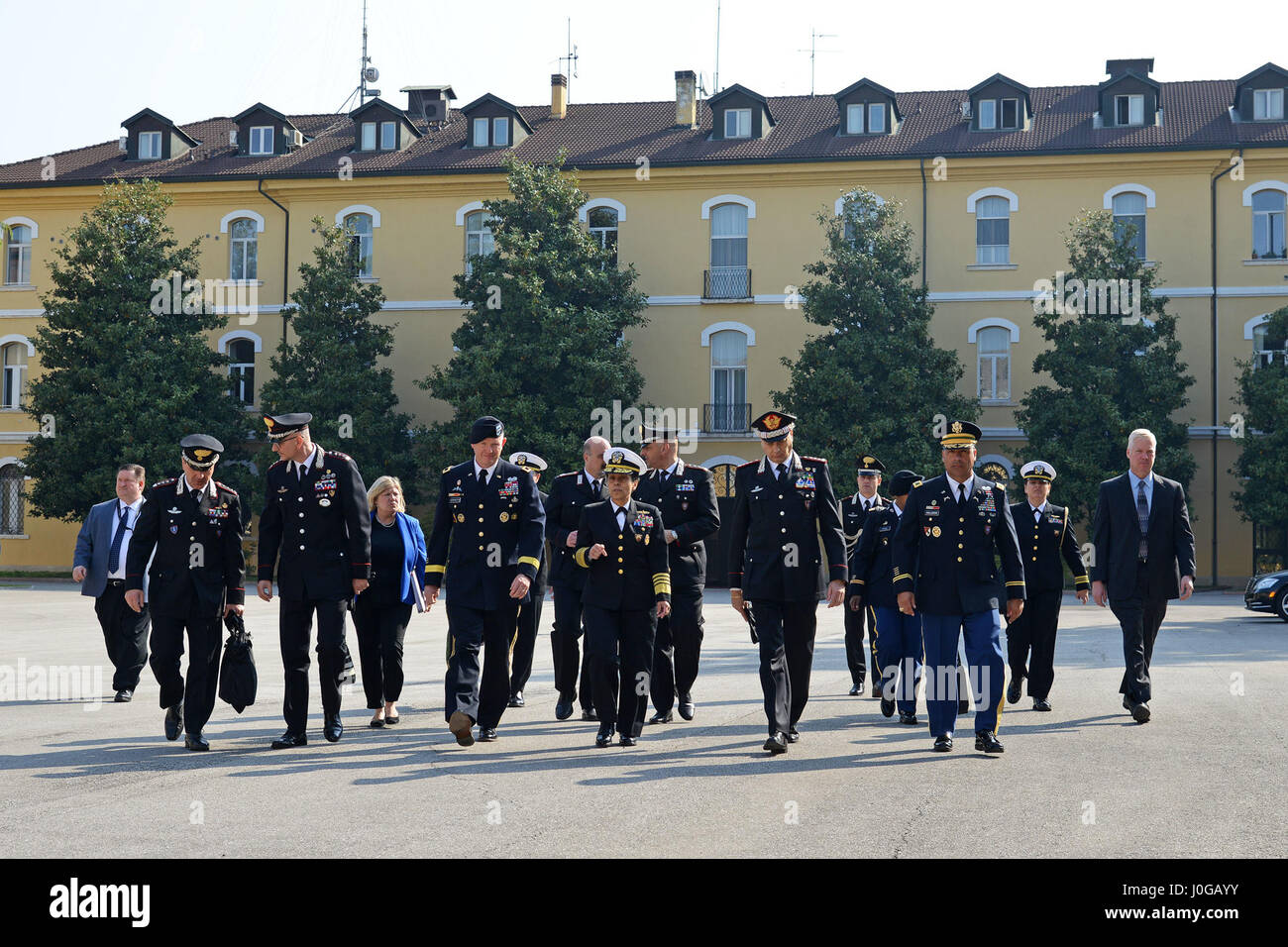 Admiral Michelle Howard, NATO JFC Neapel Kommandanten während des Besuchs im Center of Excellence für Stabilität Polizei-Einheiten (CoESPU) Vicenza, 10. April 2017. (US-Armee Foto von visuellen Informationen Spezialist Paolo Bovo/freigegeben) Stockfoto