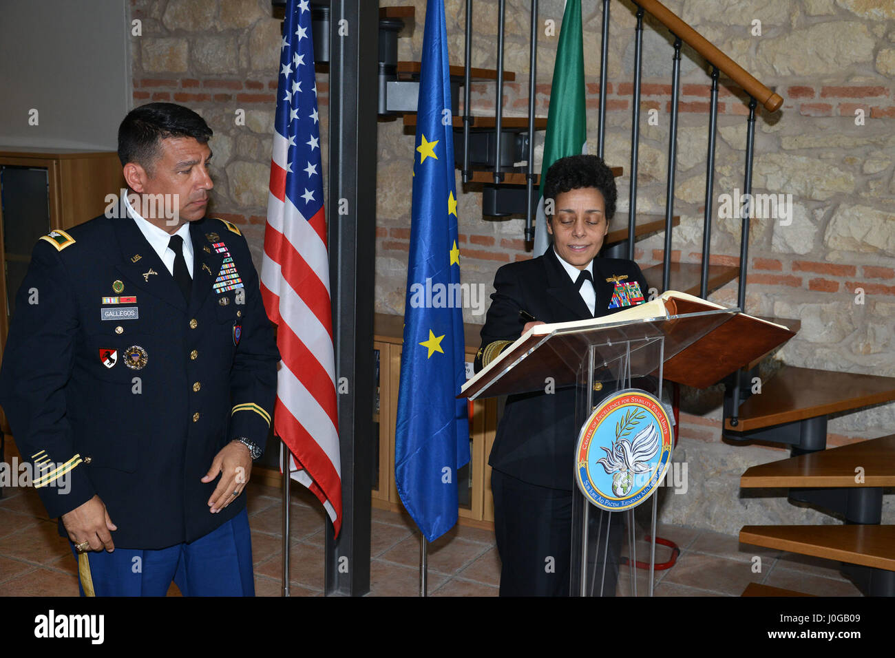 Admiral Michelle Howard, NATO-Befehlshaber JFC Neapel, unterschreibt den Gast der Ehre Buch, während des Besuchs im Center of Excellence für Stabilität Polizei-Einheiten (CoESPU) Vicenza, 10. April 2017. (US-Armee Foto von visuellen Informationen Spezialist Paolo Bovo/freigegeben) Stockfoto