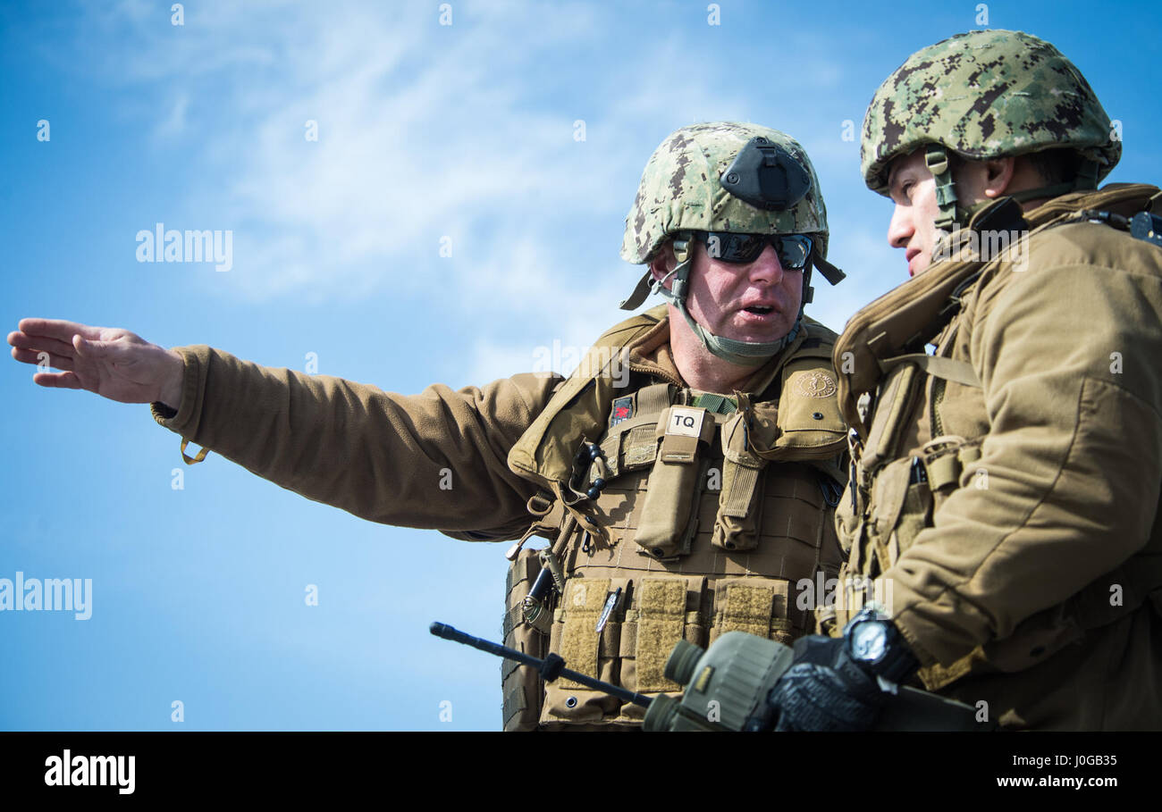 Chief Master-at-Arms Jason Wage und Waffenwart 2. Klasse Emilio Donatlan, beide Küsten Riverine Gruppe 1, zugewiesen führen Kommunikationstraining mit der US-Küstenwache Anschluss Security Unit 312 während ein kleines Boot Trainingsszenario vor der Küste von Pohang, Südkorea, während der Operation Pazifik erreichen Übung 2017 (OPRex17) 10. April 2017. OPRex17 ist eine bilaterale Fortbildungsveranstaltung zur Bereitschaft zu gewährleisten und aufrechtzuerhalten der ROK-US-Allianz durch die Ausübung ein Bereich Verteilzentrum, ein Air terminal Versorgungsstelle, gemeinsame Logistik Over-the-Shore, die Nutzung der Schiene, Binnenschifffahrt Wate in Kombination Stockfoto