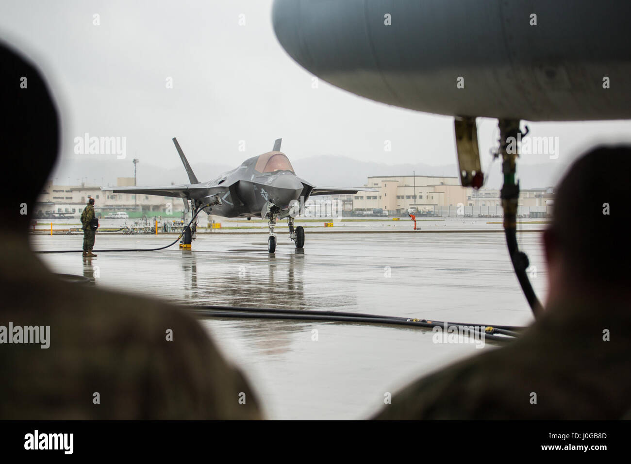 Ein US-Marinekorps F-35 b Lightning II Flugzeug mit Marine Fighter Attack Squadron (VMFA) 121 tankt mit einem KC-130J Hercules mit Marine Aerial auftankenden Transport Squadron (VMGR) 152 während Luftfahrt geliefert Boden Tanken Ausbildung bei Marine Corps Air Station Iwakuni, Japan, 11. April 2017. Die ADGR markiert die erste Entwicklung dieser Form von VMFA-121 F-35 b Lightning II Flugzeuge betanken, und es steigert das Geschwader Flugzeug c-130 in karge Standorte tanken, wenn andere Ressourcen möglicherweise nicht verfügbar.  (Foto: U.S. Marine Corps Lance Cpl. Joseph Abrego) Stockfoto