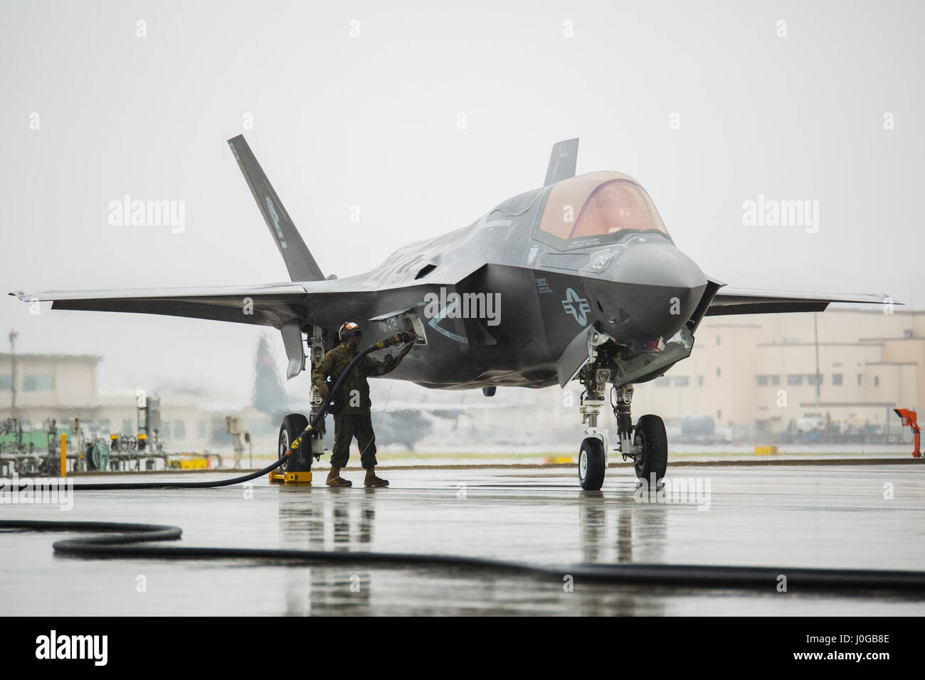 Marines von VMFA-121 führten am 11. April 2017 in der Marine Corps Air Station Iwakuni, Japan, Bodenbetankungstraining mit VMGR-152 durch. Die Schulung umfasst das Abnehmen von Schläuchen von F-35B Lightning II Flugzeugen, um die Tankfähigkeit an strengen Standorten mithilfe der C-130-Unterstützung zu erhöhen. Stockfoto