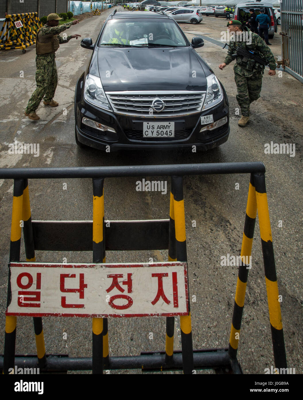 US-Küste Gardisten und Republik von Korea (ROK) Marines führen Sentry Aufgaben im Dogu Strand, ROK, Einlasskontrolle während Operation Pazifik erreichen Übung 2017 (OPRex17) 11. April 2017 verweisen. OPRex17 ist eine bilaterale Fortbildungsveranstaltung zur Bereitschaft zu gewährleisten und aufrechtzuerhalten der ROK-US-Allianz durch die Ausübung ein Verteilzentrum Bereich Air Terminal Versorgungsstelle, kombinierte gemeinsame Logistik Over-the-Shore, die Nutzung der Schiene, Binnenschifffahrt und die Küsten Liftbetrieb der operativen validieren erreichen Konzept. (US-Marine zu bekämpfen Kamera Foto von Mass Communication Specialist 1. Klasse Torrey Stockfoto