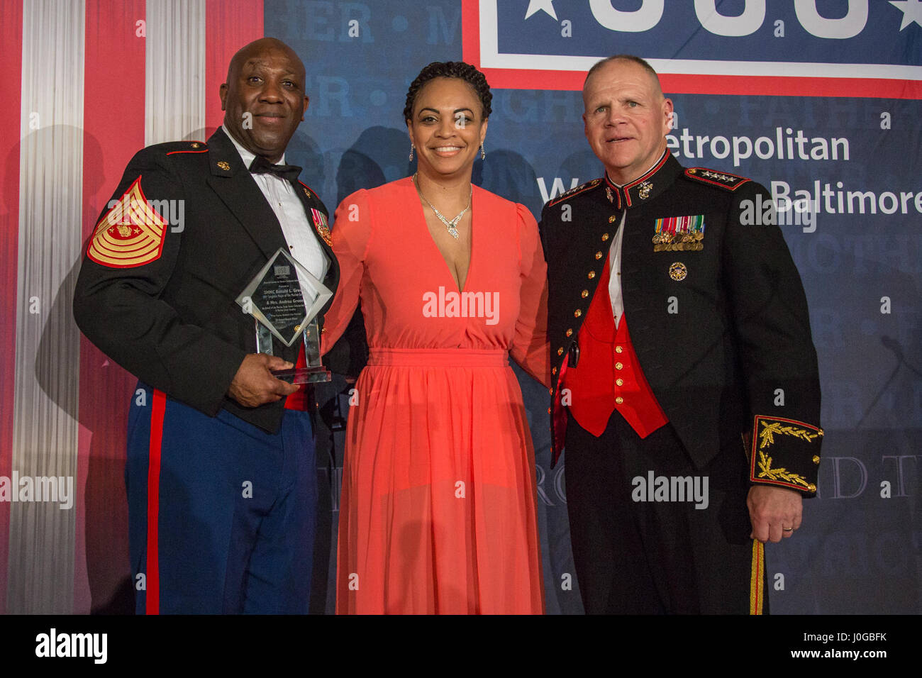 Von links, Sergeant-Major der Marine Corps Sgt. Major Ronald L. Green, Frau Andrea grün und Kommandant des Marine Corps General Robert B. Neller posieren für ein Foto bei der USO 35th Annual Awards Dinner im Crystal Gateway Marriott Hotel, Arlington, VA., 21. März 2017. Grün wurde ein besonderer Gruß USO im Namen aller Marine Corps Senior verpflichtete Berater und Marine Corps Familien vorgestellt. (Foto: U.S. Marine Corps CPL Samantha K. Braun) Stockfoto