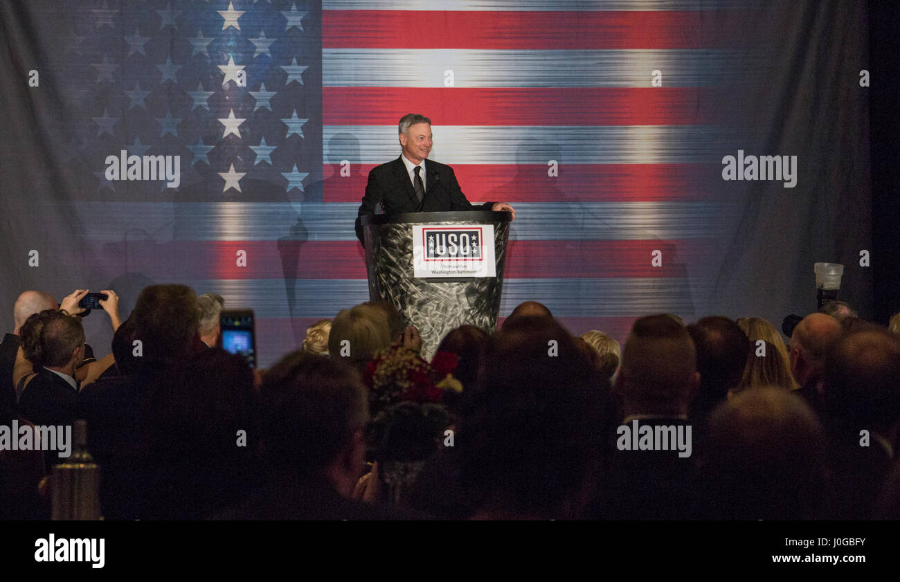 Gary Sinise, Schauspieler, spricht für die Gäste der USO 35th Annual Awards Dinner im Crystal Gateway Marriott Hotel, Arlington, VA., 21. März 2017. Sinise präsentierte sich den Legacy of Hope Award für seine Verdienste um das US-Militär. (Foto: U.S. Marine Corps CPL Samantha K. Braun) Stockfoto