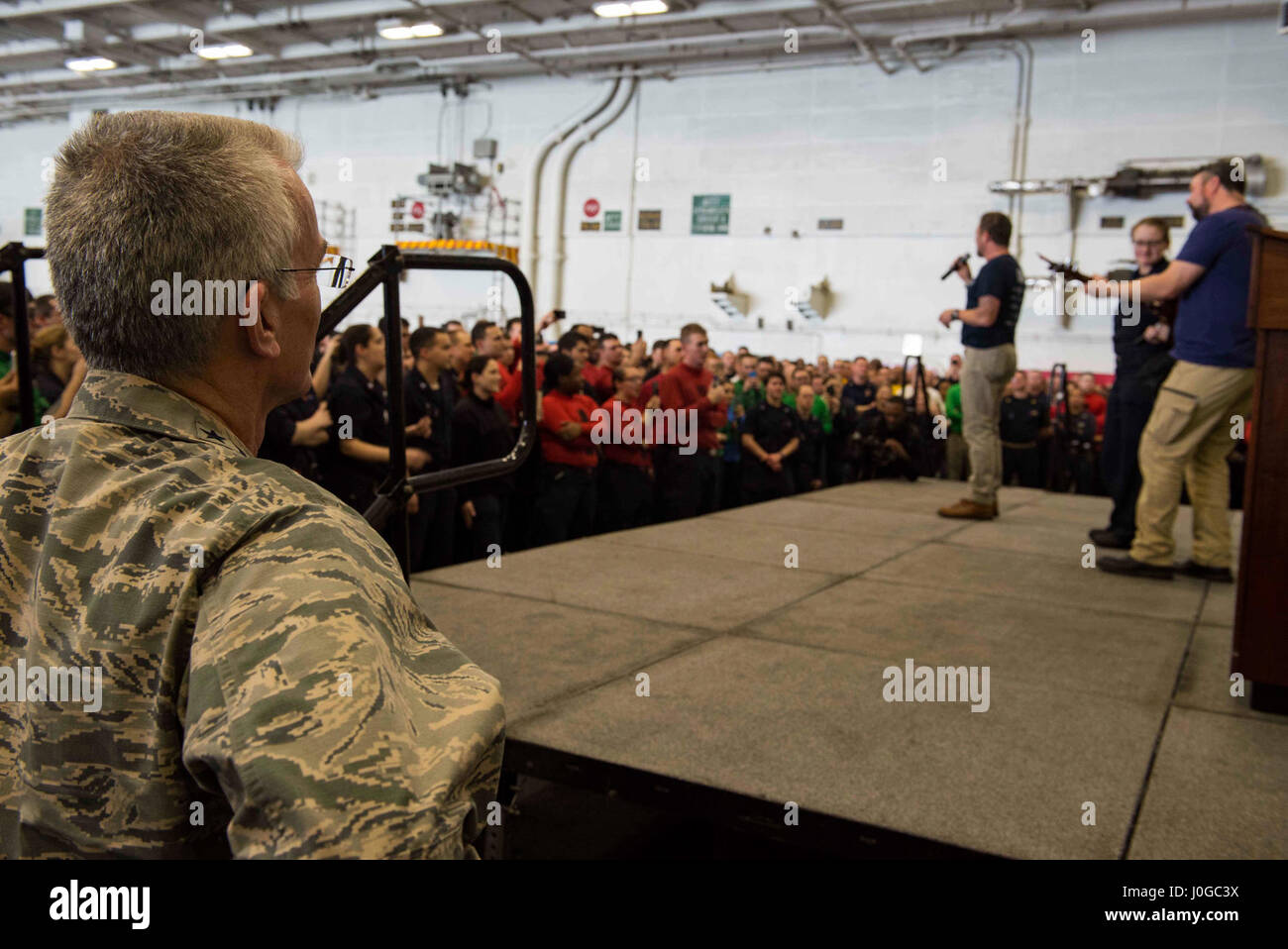 170329-N-KB401-544-arabischen Golf (29. März 2017) stellvertretender Vorsitzender der Joint Chiefs Of Staff General Paul Selva Uhren Sänger Craig Morgan durchführen für Segler im Hangar des Flugzeugträgers USS George H.W. Bush (CVN-77) (GHWB) Bucht während eines United Service Organisationen (USO) Besichtigung des Schiffes. George h.w. Bush Carrier Strike Group in den USA bereitgestellt wird 5. Flotte Bereich der Maßnahmen zur Erhöhung der Sicherheit im Seeverkehr Operationen, Verbündete und Partner zu beruhigen, und die Freiheit der Schifffahrt und den freien Fluss des Handels in der Region zu erhalten. (U.S. Navy Photo von Massenkommunikation Stockfoto