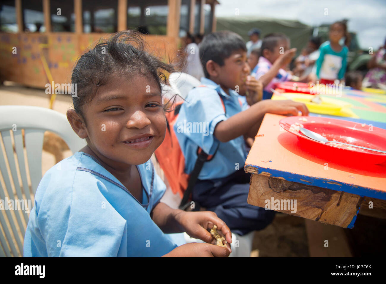 170330-N-YL073-362 MAYAPO, Kolumbien (30. März 2017) - Wayuu Kinder Mittagessen an einem Tisch konstruiert während der anhaltenden Versprechen 2017 (CP-17) besuchen, Mayapo, Kolumbien. CP-17 ist ein US Southern Command gesponsert und US Marine Kräfte südlichen Spezialoperationen. 4. Flotte durchgeführt Bereitstellung, zivil-militärische Operationen einschließlich humanitärer Hilfe, Training Verlobungen, ärztliche, zahnärztliche und tierärztliche Unterstützung im Bemühen um die US-Unterstützung und das Engagement in Mittel- und Südamerika zeigen. (Foto: U.S. Navy Mass Communication Specialist 2. Klasse Shamira Purifoy) Stockfoto