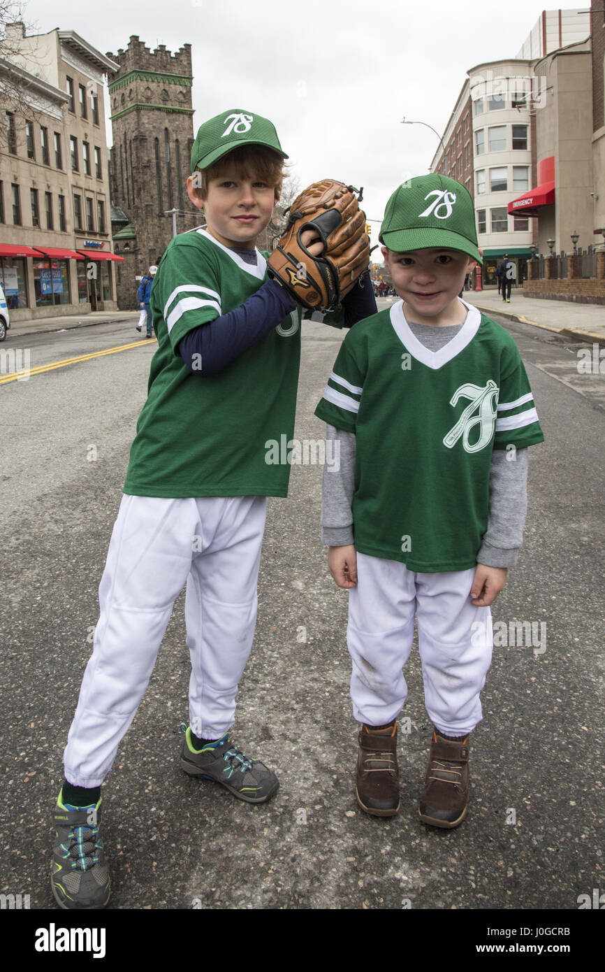 Eltern und kleinen Leaguers März an der jährlichen Little League-Parade in Park Slope Brooklyn zum Auftakt der Saison 2017 Baseball in Brooklyn, New York. Stockfoto