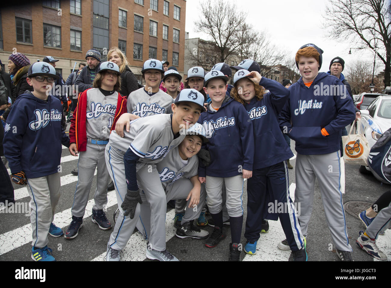 Eltern und kleinen Leaguers März an der jährlichen Little League-Parade in Park Slope Brooklyn zum Auftakt der Saison 2017 Baseball in Brooklyn, New York. Stockfoto