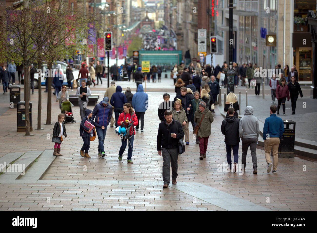 Mann auf mobile Fuß in der Nähe der Sauchiehall Street Schritte Buchanan Street Glasgow in einer Menschenmenge Stockfoto