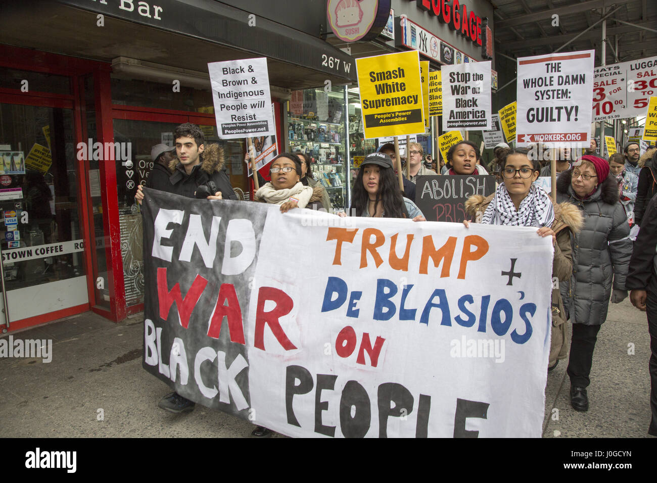 Schwarzen Leben Angelegenheit; und andere Aktivisten demonstrieren und marschieren in Midtown Manhattan, um Druck für systemischen Wandel im örtlichen Polizeidienststellen sowie Pushback gegen Trump Verwaltung Politik aufrecht zu erhalten. Stockfoto