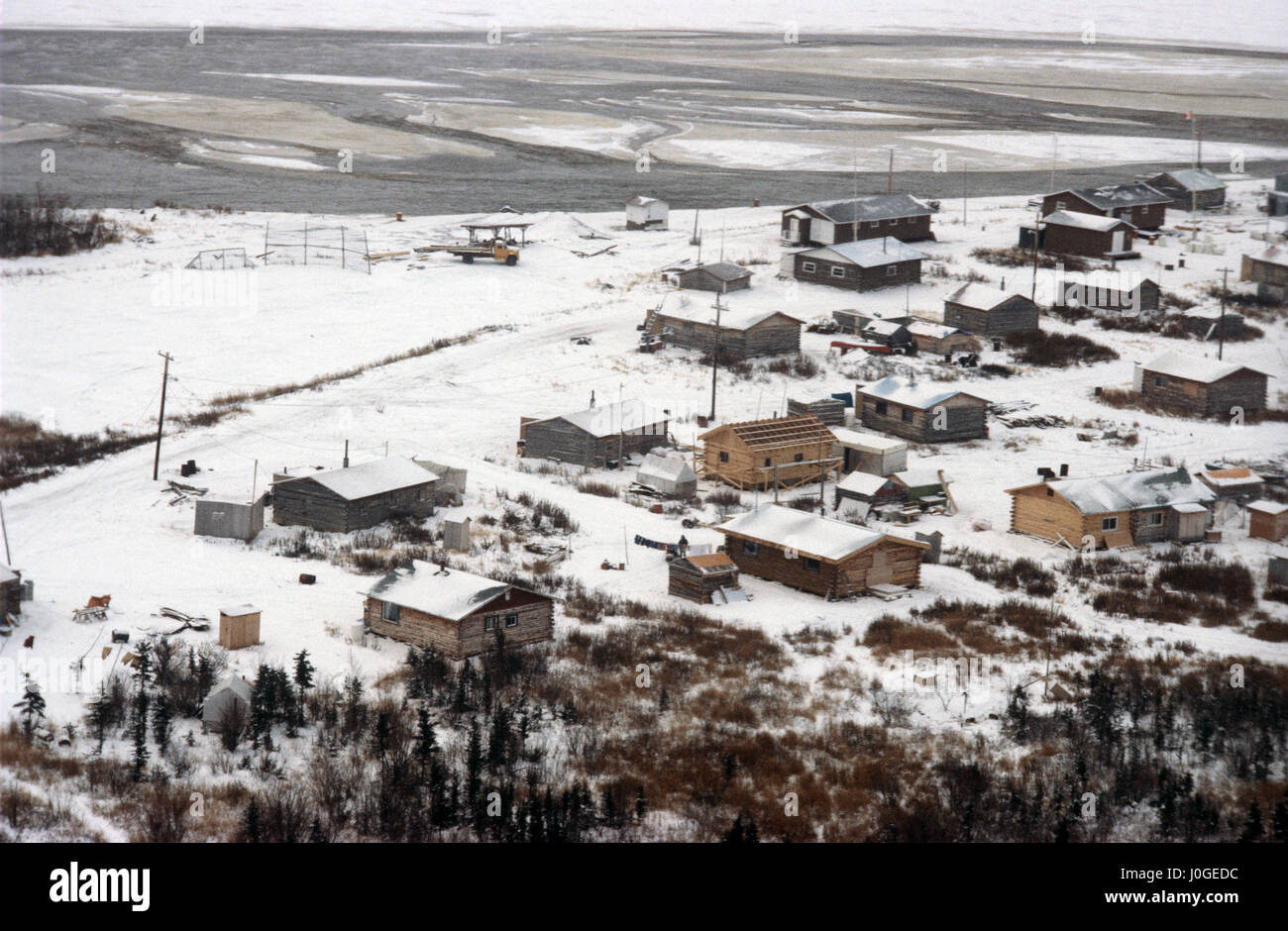 Alte Krähe Gemeinde im nördlichen Teil des kanadischen Territoriums Yukon, gehören die meisten Einwohner der Gwichʼin sprechende Aborigines Vuntut Gwitchin First Nation. Stockfoto