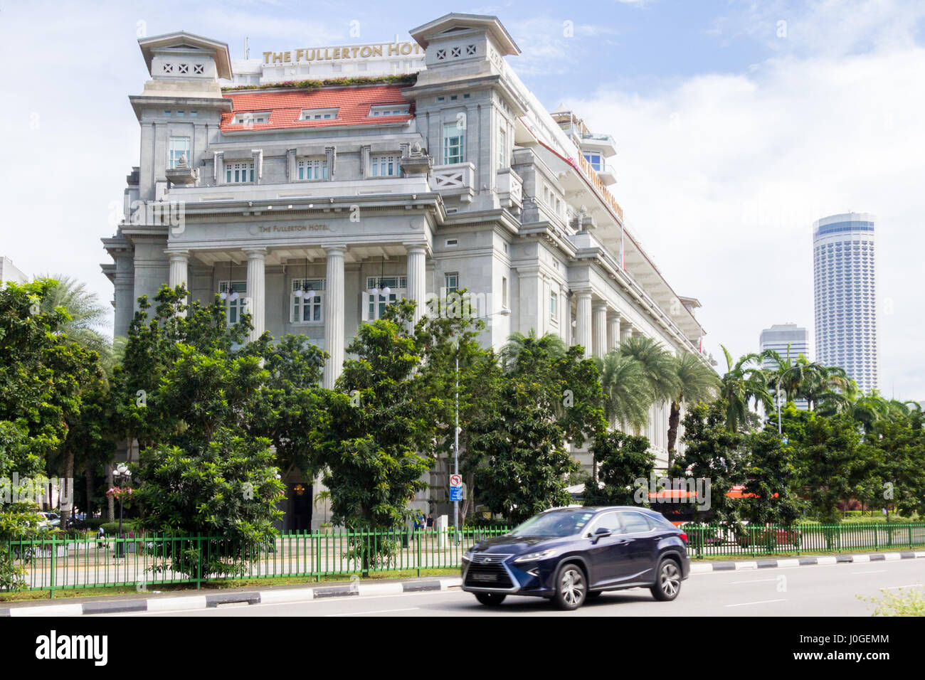 Auto fahren vorbei an der Fullerton Hotel in Singapur. Collyer Quay entnommen. Stockfoto