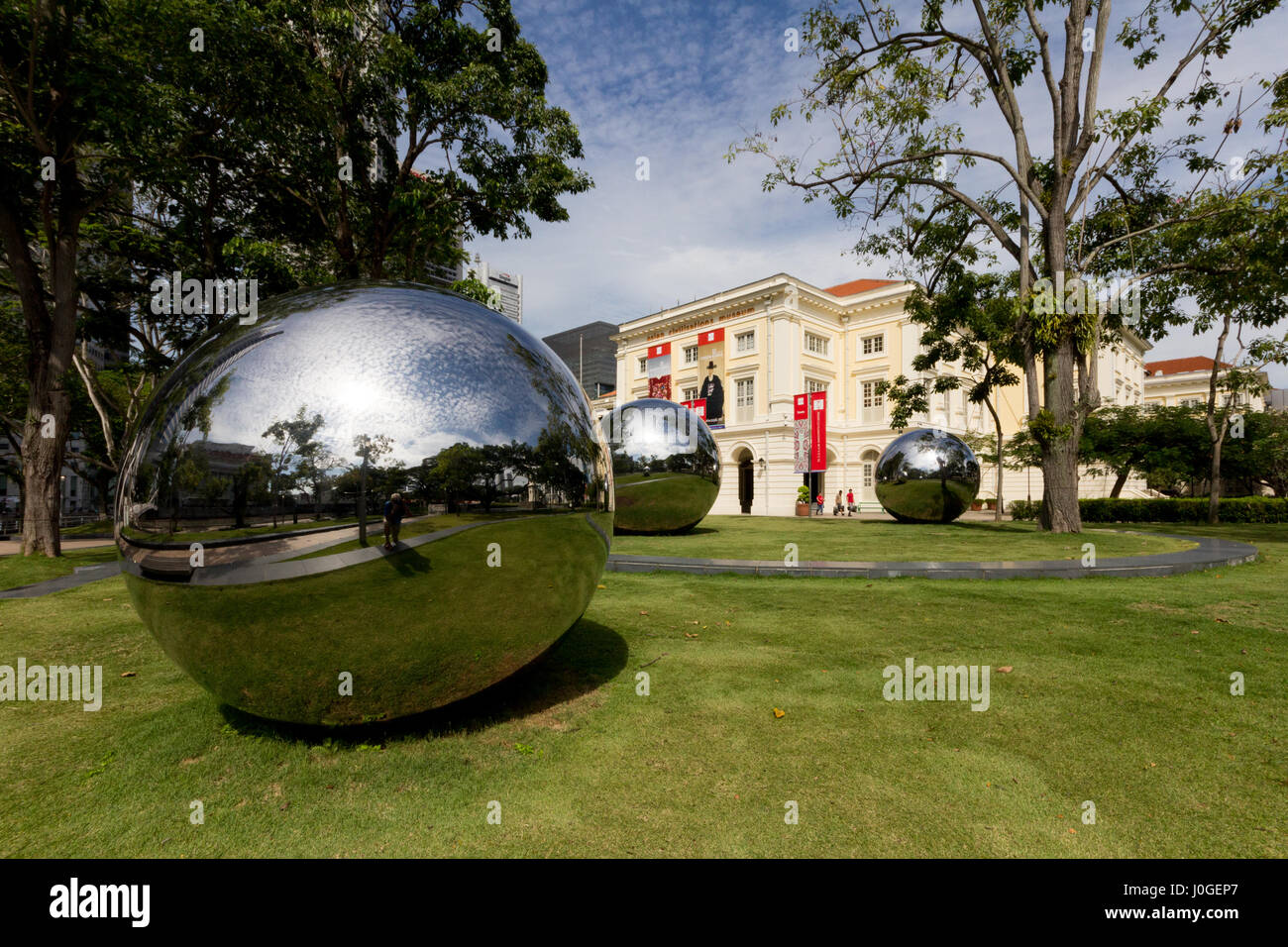Riesigen silbernen Kugeln an der Esplanade, Singapur Stockfoto