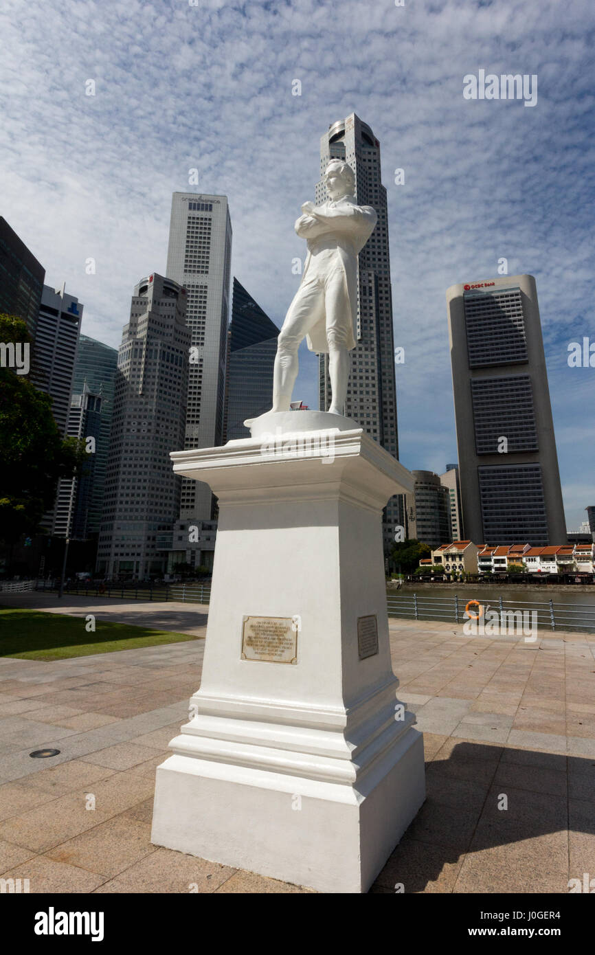 Statue von Sir Stamford Raffles mit der Hochhäuser des Bankenviertels hinter Singapur Stockfoto