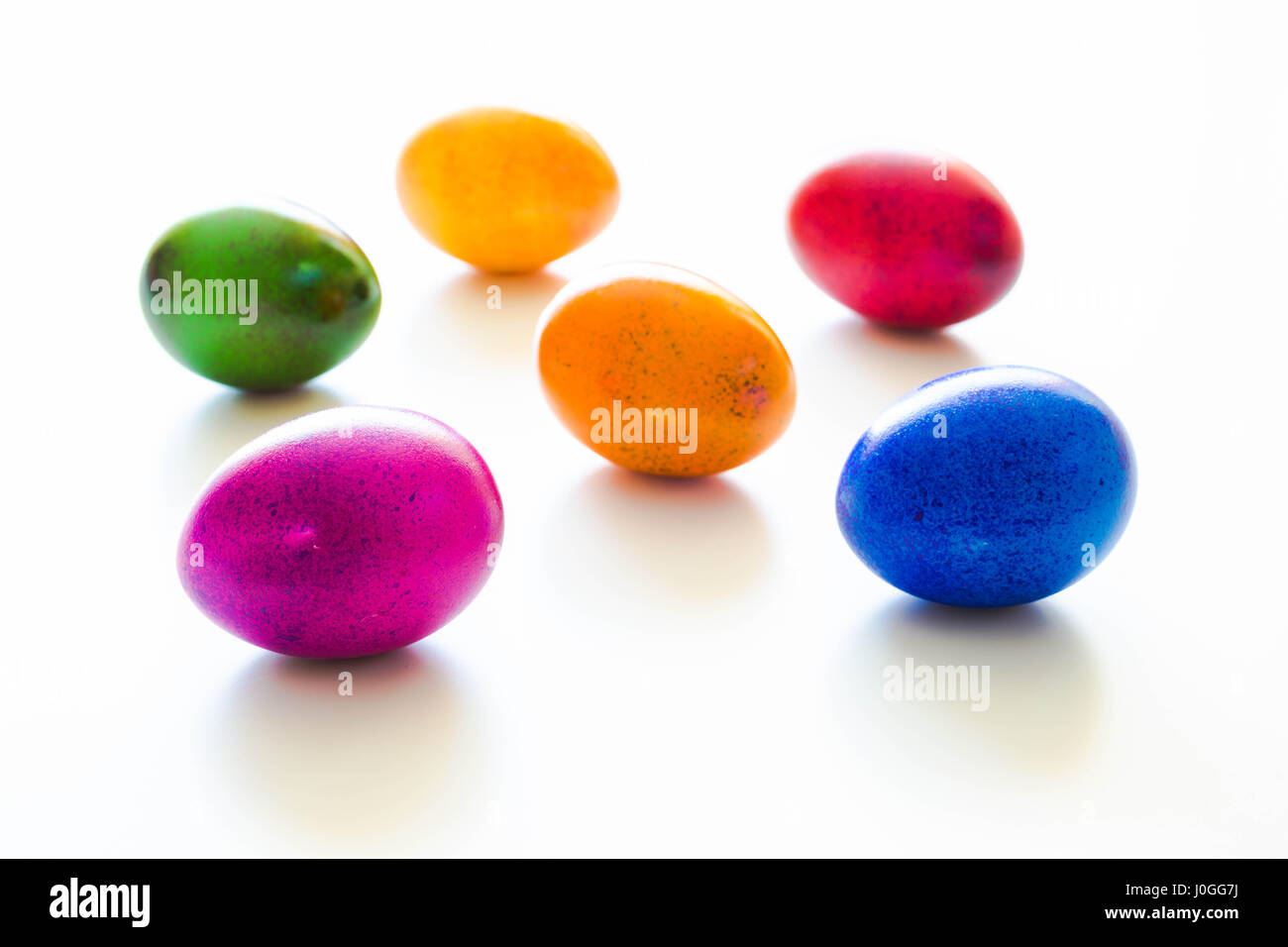 Ostern bemalte Eier auf weißem Hintergrund Stockfoto
