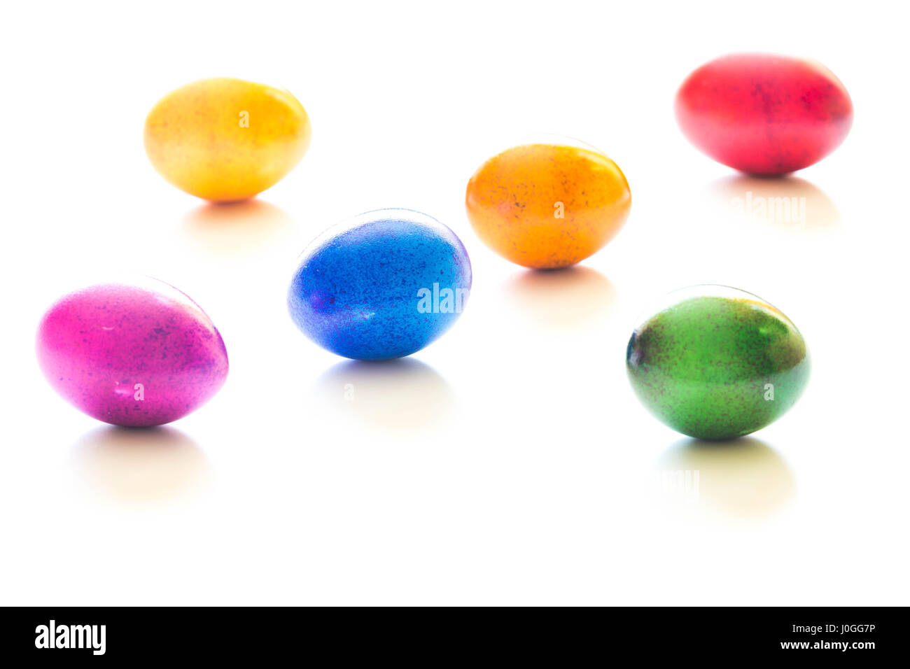 Bemalte Eier auf weißem Hintergrund Stockfoto