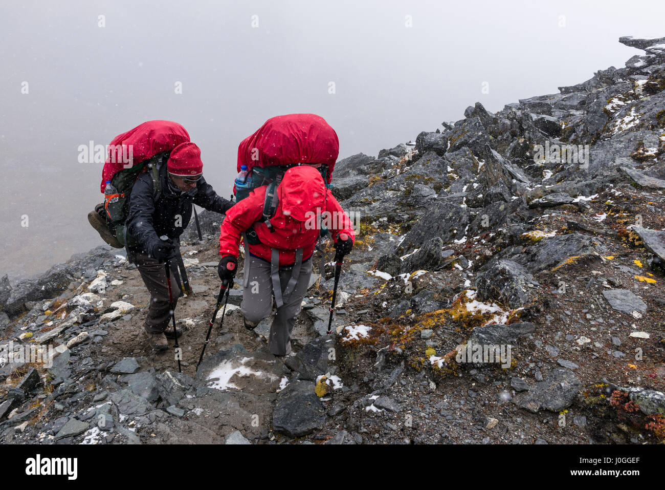 Im Nepal Himalaya bilden zwei Wanderer ihren Weg Richtung Kongma La Pass im Schnee. Foto © robertvansluis.com Stockfoto