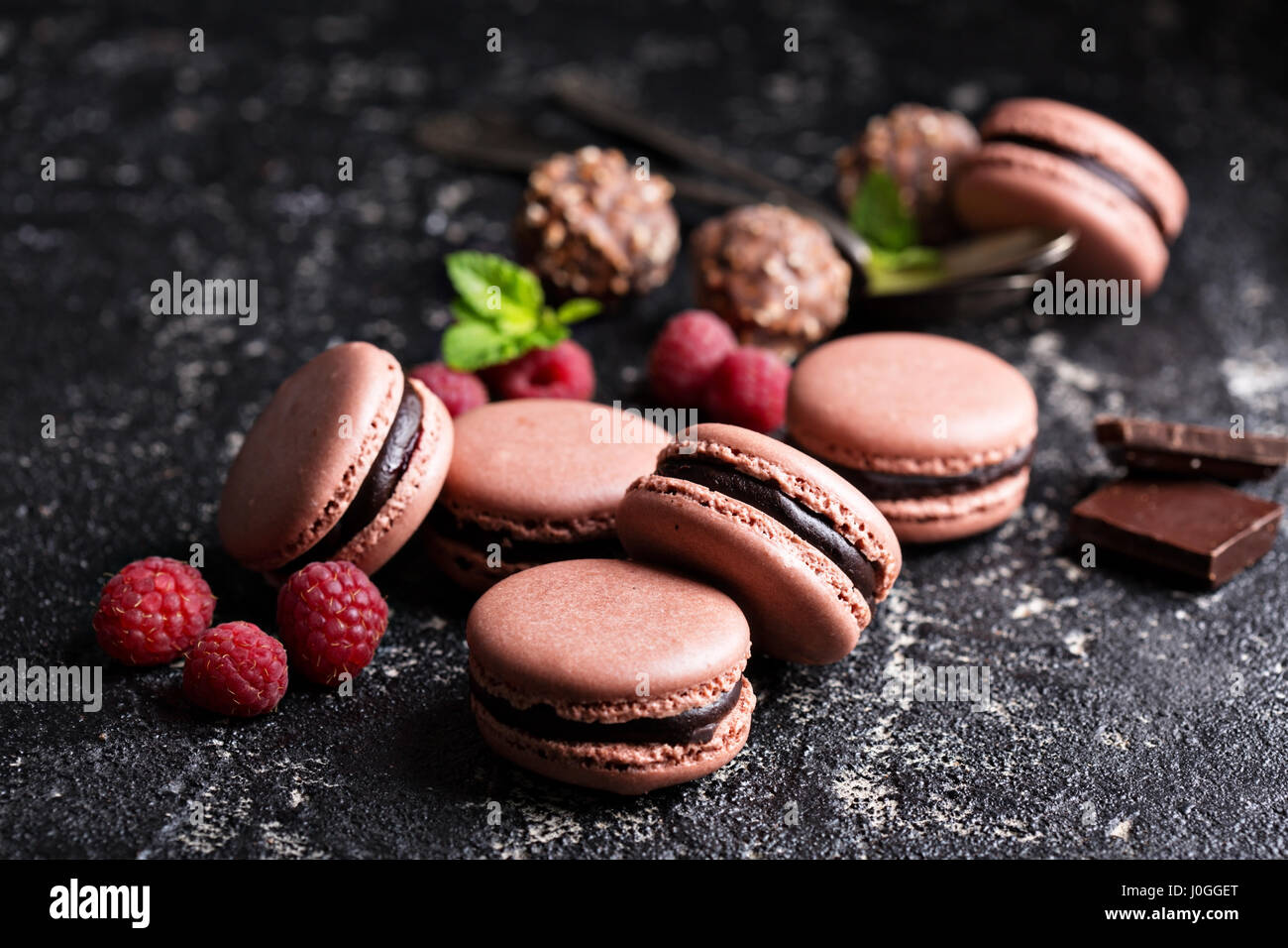 Schokolade und Himbeeren französische Macarons mit Ganache füllen Stockfoto