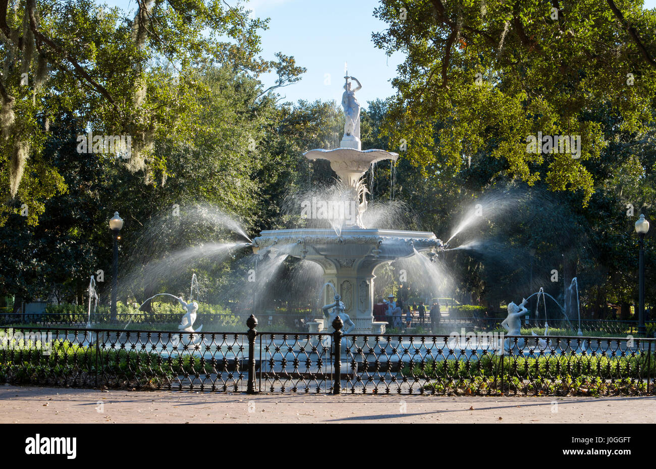 Savannah Georgia berühmten Brunnen im Forsyth Park im historischen Innenstadt park Stockfoto