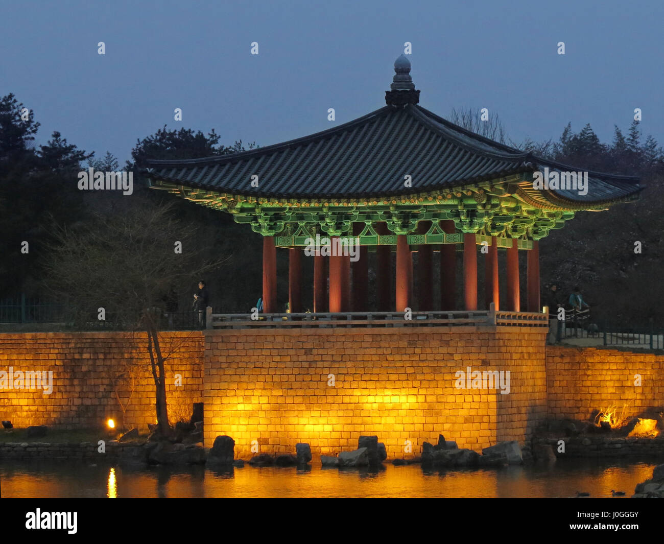 Malerische Aussicht von Gyeongju Anapji-Teich in der Abenddämmerung Südkorea Stockfoto