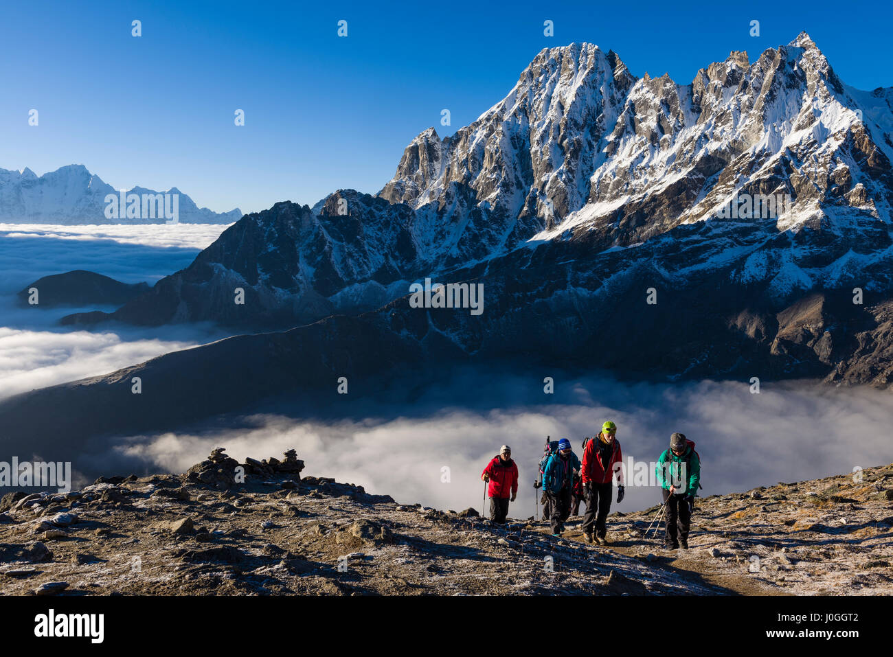 Wanderer steigen in Nepal Himalaya Gokyo Ri mit Phari Lapche im Hintergrund. Stockfoto