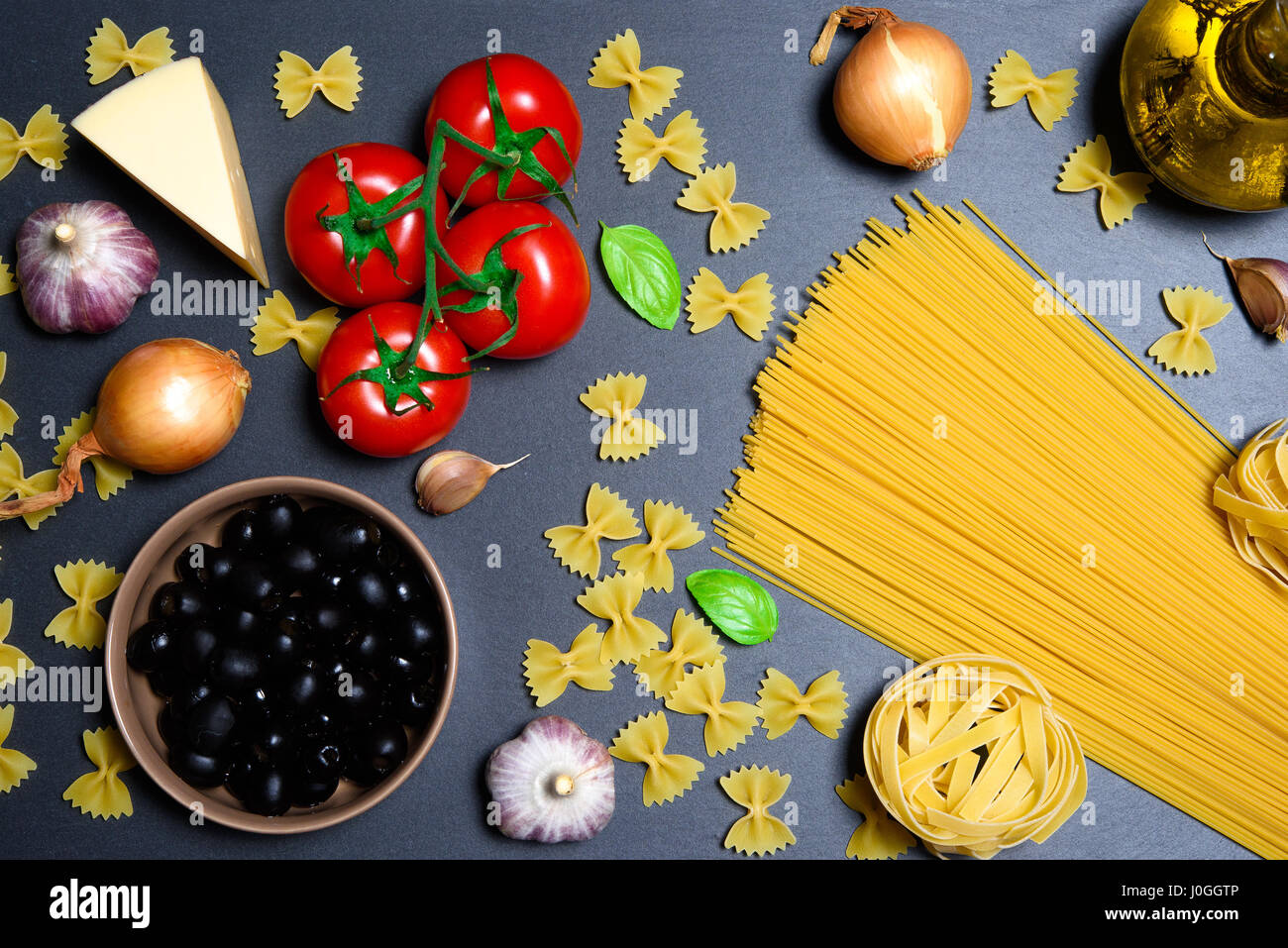 Draufsicht: Pasta oder italienische Spaghetti auf schwarzen Stein Schiefer Hintergrund Stockfoto