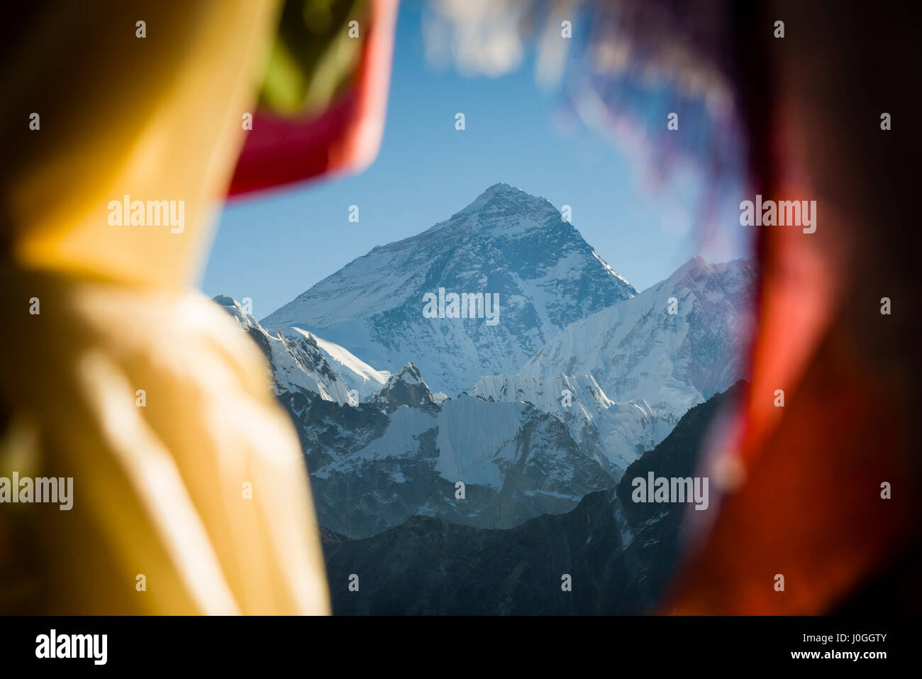 Morgen Blick auf Mount Everest durch Gebetsfahnen in Gokyo Ri, Nepal gesehen. Foto © robertvansluis.com Stockfoto