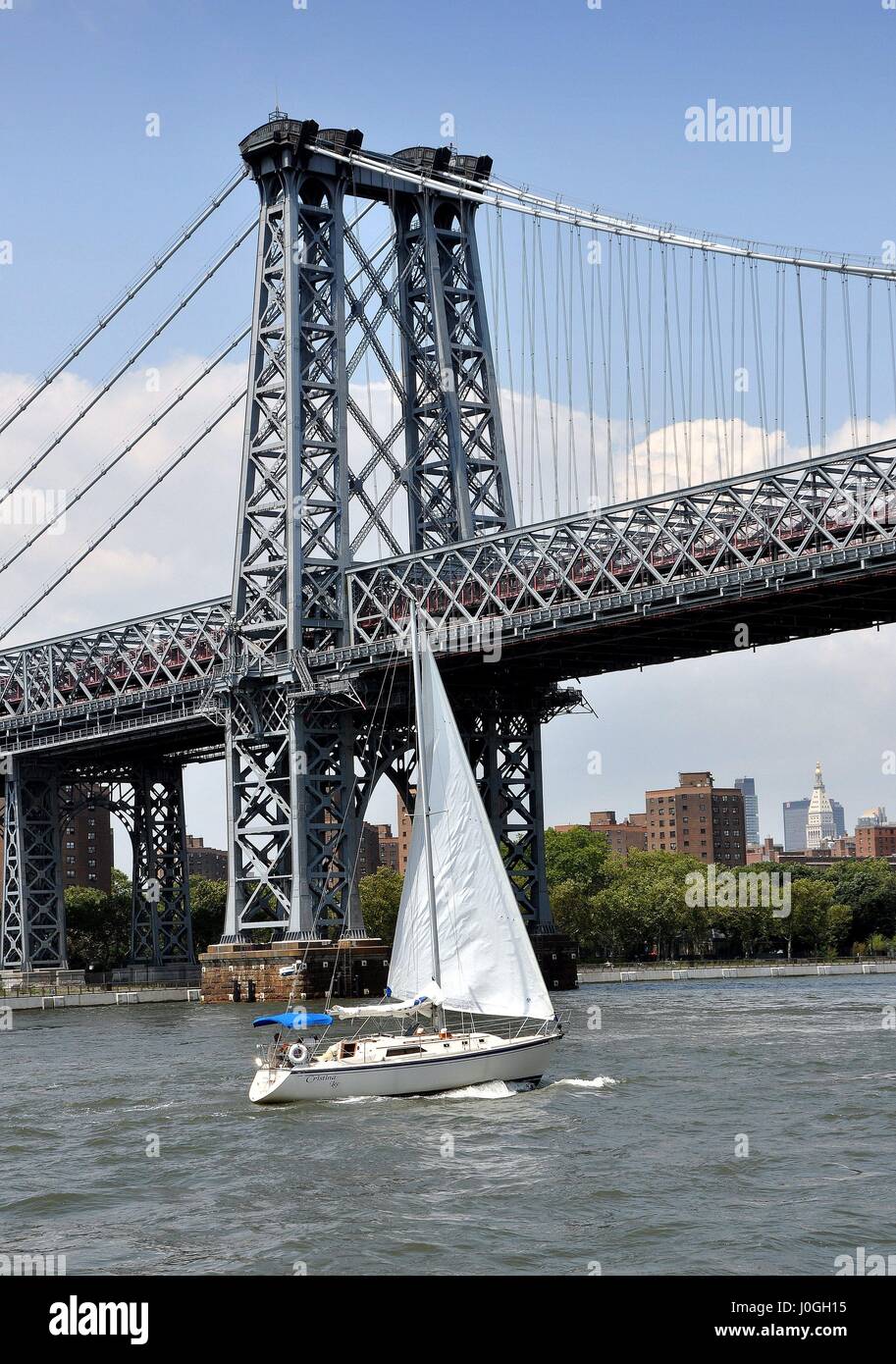 New York City - 4. August 2011: Segelboot & die Williamsburg Bridge über den East River, die Manhattan Insel mit dem Borough of Brooklyn verbindet Stockfoto