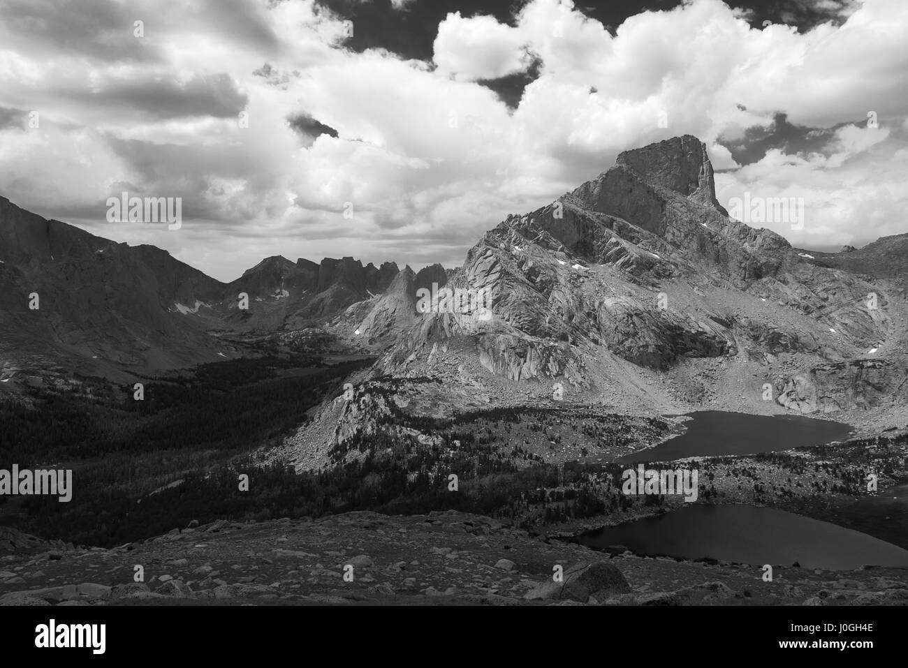 Mit Blick auf den Cirque der Türme (Hintergrund), Bear Lake und Lizard head Peak (rechts) in der Wind River Range, Shoshone National Forest, Wyoming Stockfoto