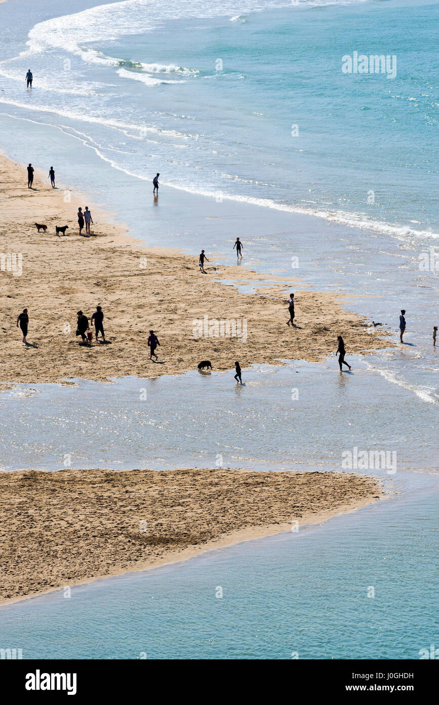 Seaside Crantock Strand Meer Sand Urlauber Silhouetten Silhouette Menschen zahlen Ufer Küste Abend Tourismus Stockfoto