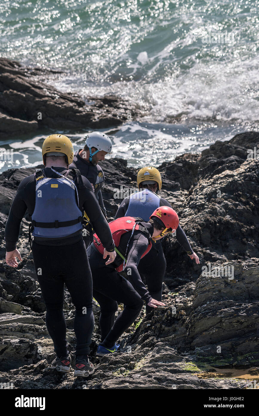 CoaSteering Abenteuer Felsen Meer-Gezeitenzone Rugged Abenteuer körperliche Aktivität Körperliche Anstrengung Küste Küstentourismus Klettern Newquay Cornwall Stockfoto