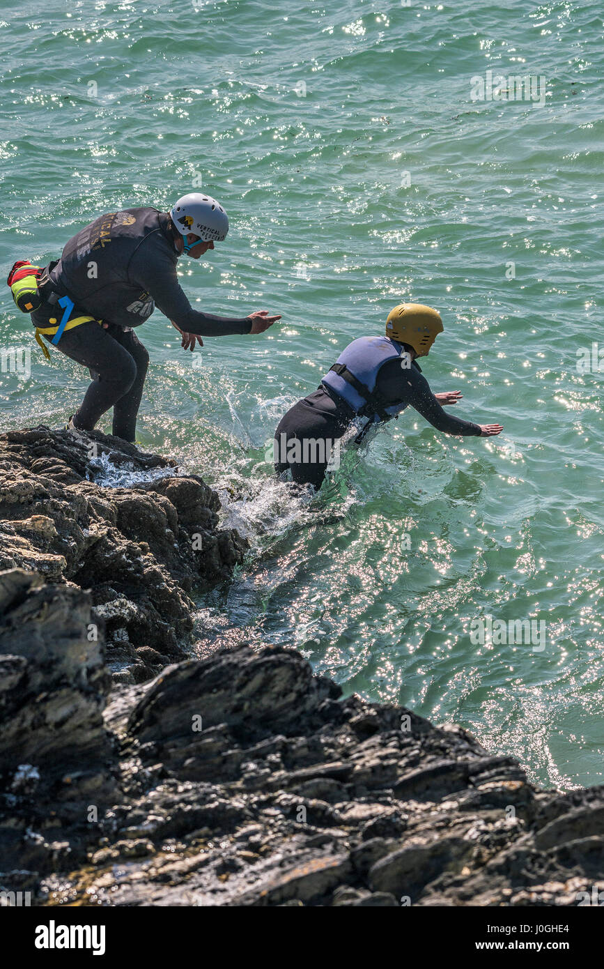 Coasteering Abenteuer Felsen Meer Gezeitenzone robuste Abenteuer Bewegung körperliche Anstrengung Küste Küste Tourismus Newquay Cornwall Stockfoto