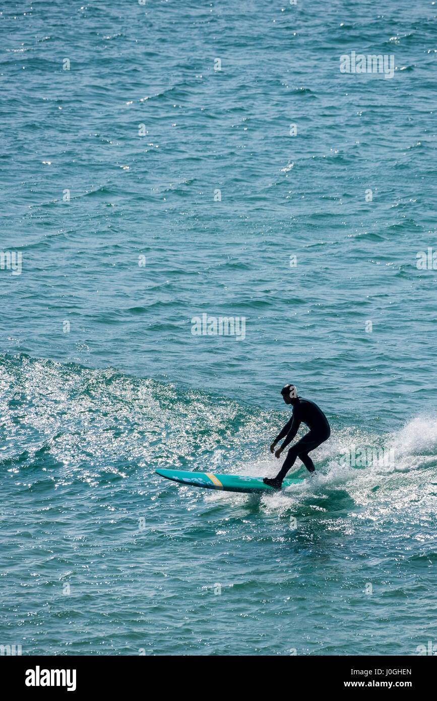 Surfer UK Meer Surfen Longboard Wasser Hobby Freizeit Balance Newquay Cornwall Stockfoto