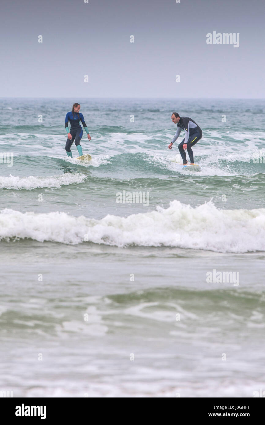 Surfer Surfen Lerner Spaß Genuss Meer Balance Balancing Freizeitbeschäftigung lernen neue Fertigkeit Hobby Cornwall Stockfoto