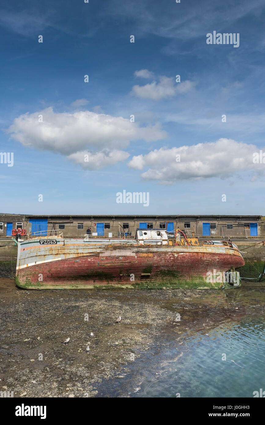 Newlyn Fishing Port PZ513 ausgezeichnet angeln Boot Schiff aufbrechen wird demontiert historischen Fischerboot Hafen Hafen gebunden Stockfoto