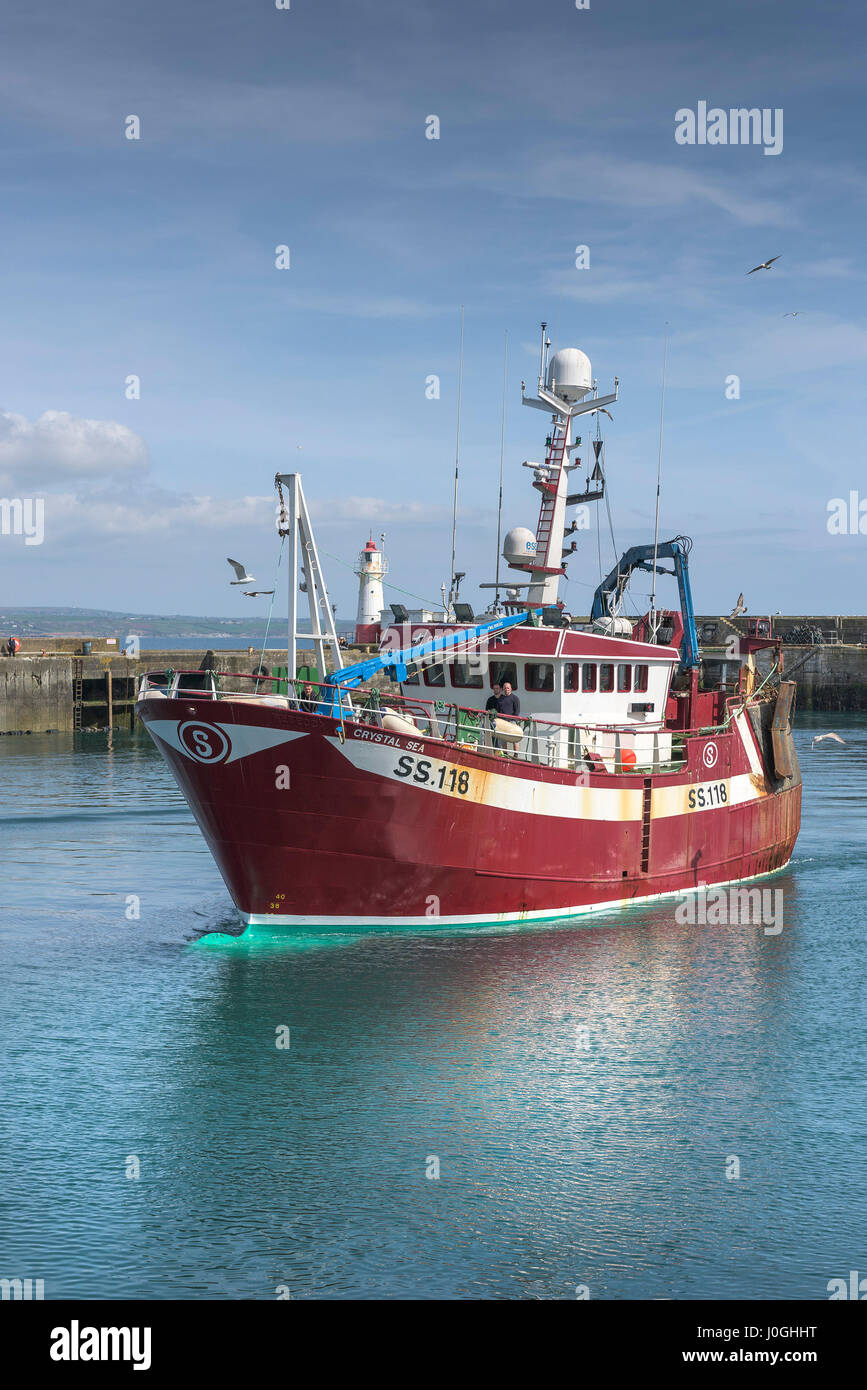 Newlyn Fishing Port SS118 Crystal Sea Hafen Hafen Angeln Boot Fischereifahrzeug Entering Hafen Hafen Fischwirtschaft Küste Stockfoto