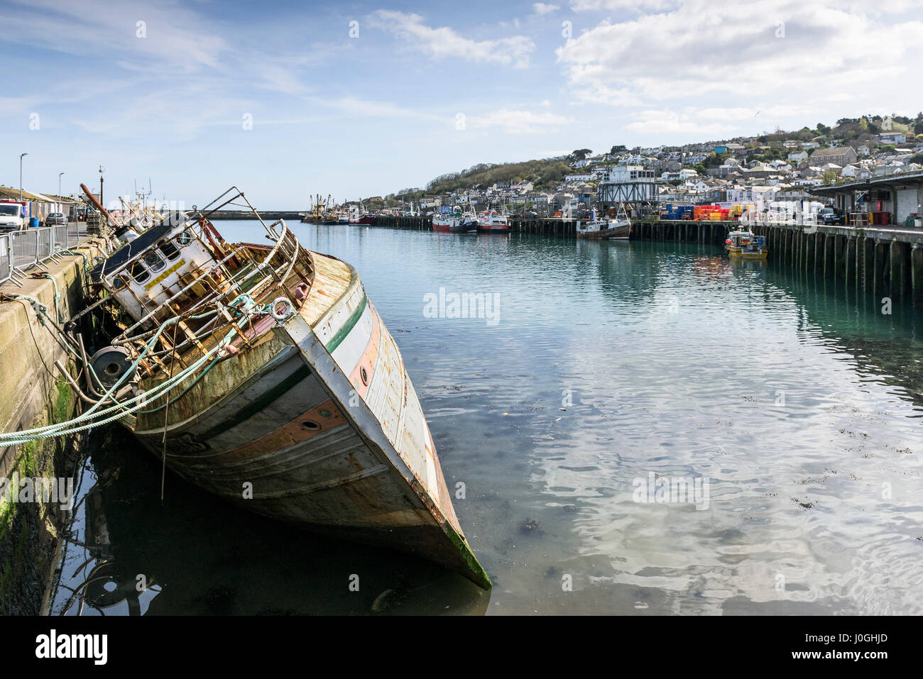 Newlyn Fishing Port PZ513 ausgezeichnet angeln Boot Schiff aufbrechen wird demontiert historischen Fischerboot Hafen Hafen gebunden Stockfoto