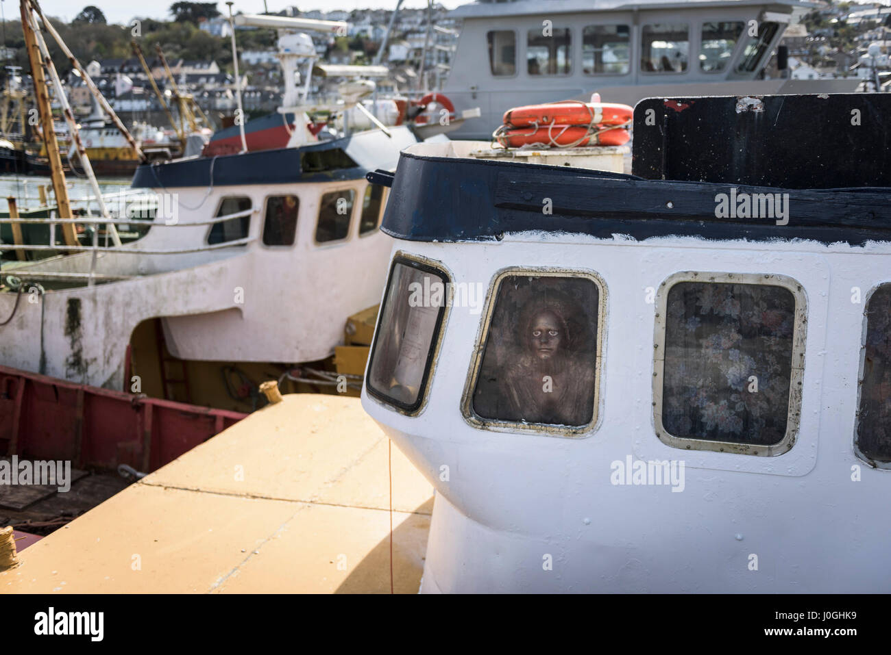 Angelboot/Fischerboot Gesicht in einem Fenster Mannequin seltsame beunruhigende stören seltsam Stockfoto