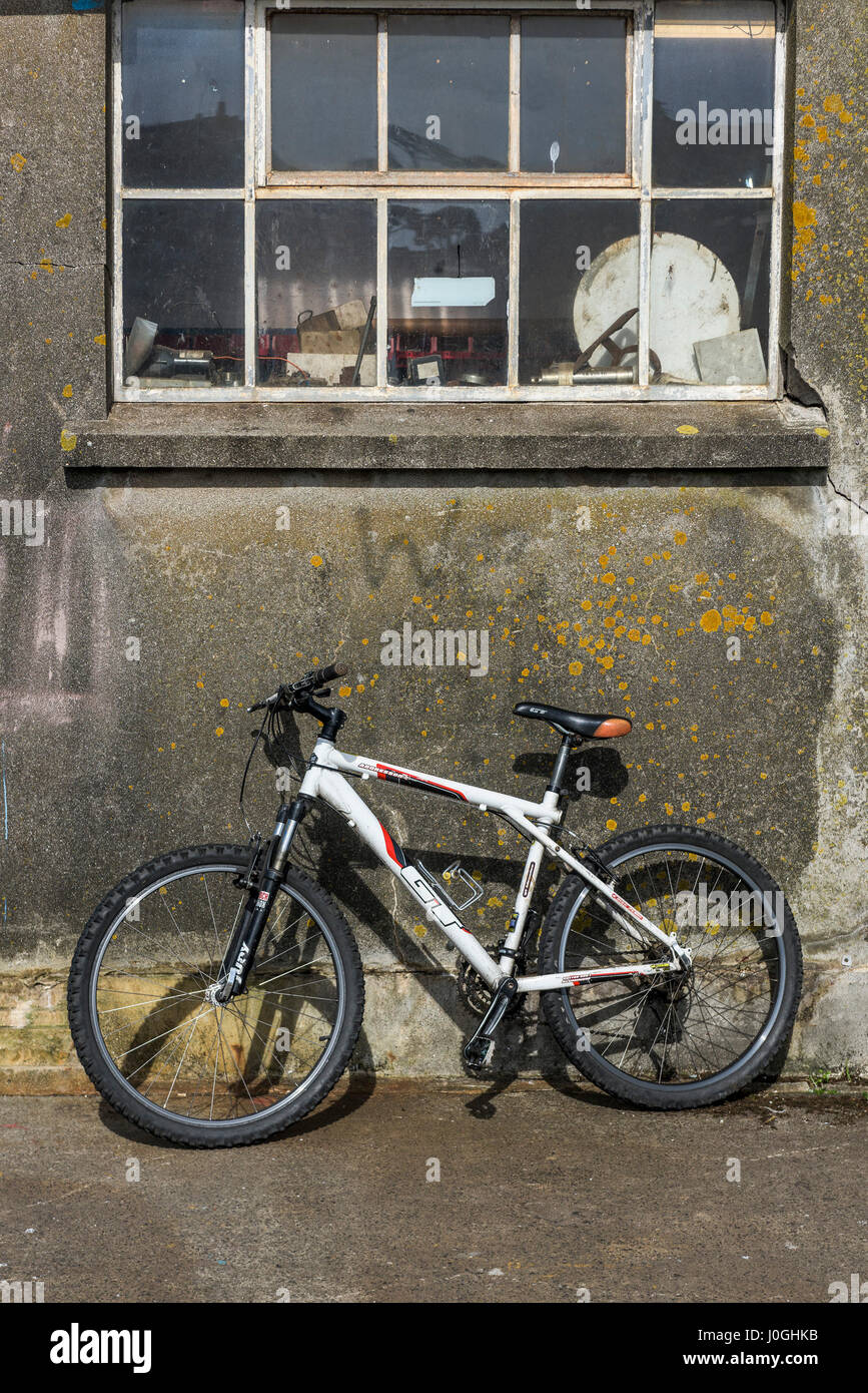 Fahrrad Mountainbike schiefen Wand Altbau Fenster Stockfoto