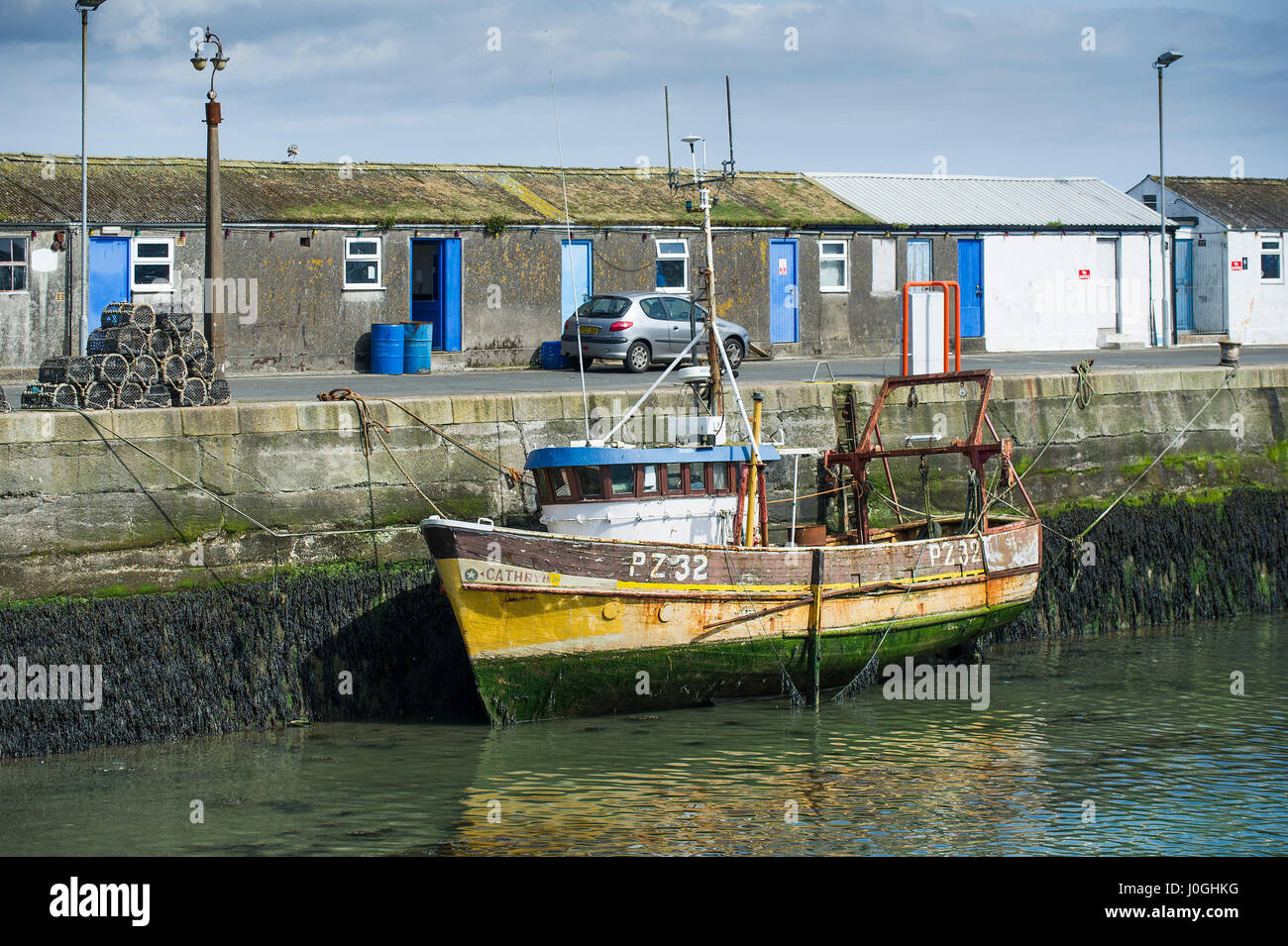 Newlyn Fishing Port PZ32 Cathryn Trawler Hafen Hafen Angeln Boot Angeln Motorschiff Tied, Kai stillgelegten Fischwirtschaft Küste; Fäulnis Stockfoto