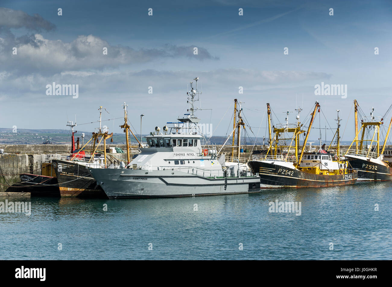 Newlyn Fishing Port Saint Piran Fischerei Patrouille Schiff Hafen Hafen Angeln Boot Schiff Angeln Fischerboote Fischereifahrzeuge Stockfoto