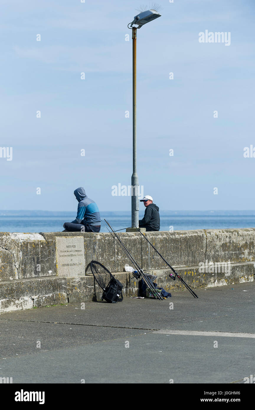 Angler Angeln Vergnügen Angeln Hobby Zeitvertreib Kai Newlyn Port Hafen Fischerhafen; Freizeitbeschäftigung; Cornwall Stockfoto