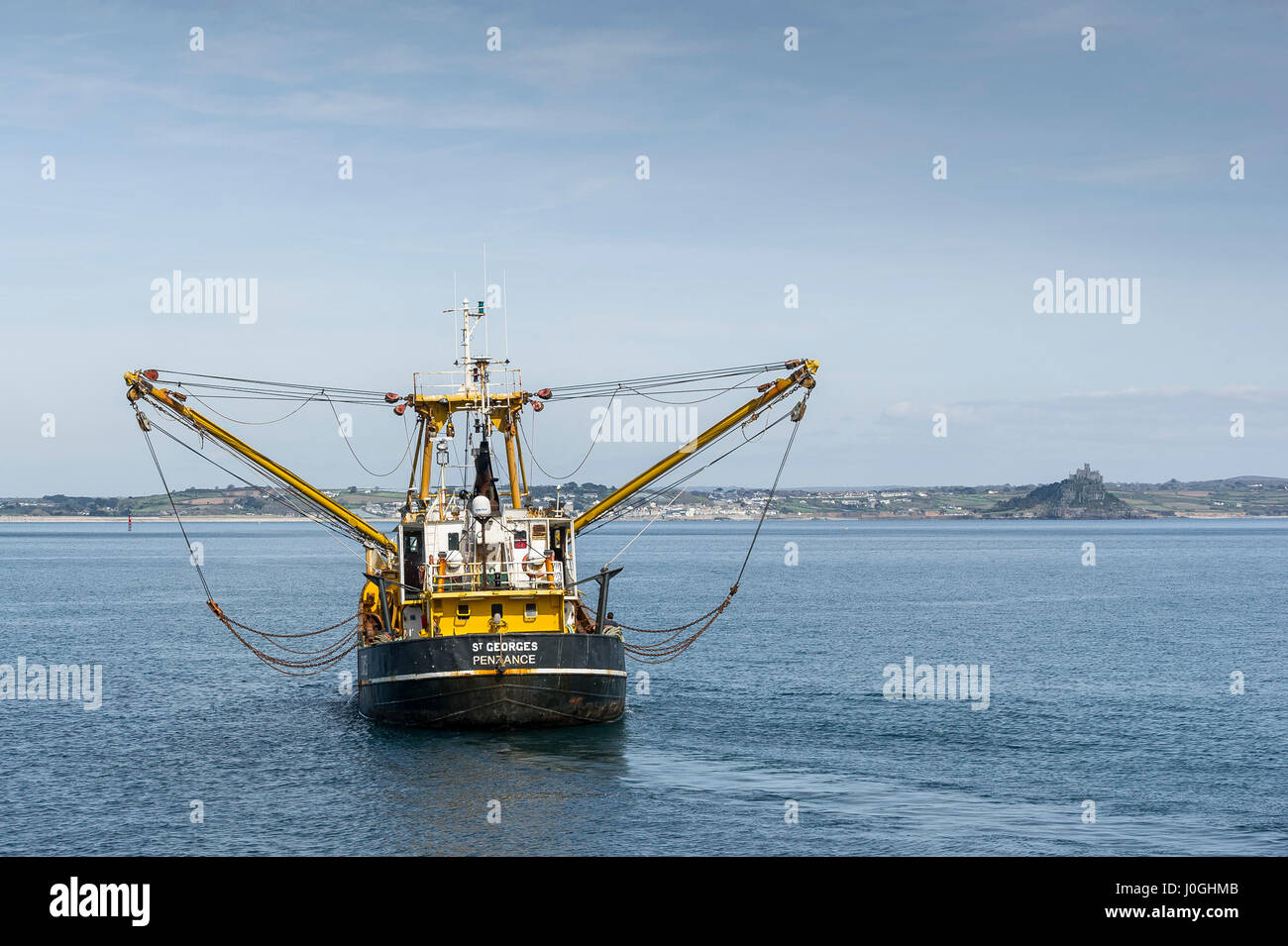 Strahl Trawler Leaving Hafen Fischerboot Schiff Angeln Fischwirtschaft ab Angelausflug PZ1052 St Georges Meer Küste Newlyn Coastal Szene Stockfoto