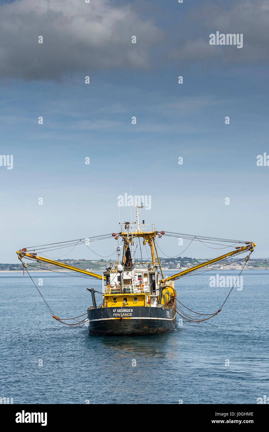 Strahl Trawler Leaving Hafen Fischerboot Schiff Angeln Fischwirtschaft ab Angelausflug PZ1052 St Georges Meer Küste Newlyn Coastal Szene Stockfoto