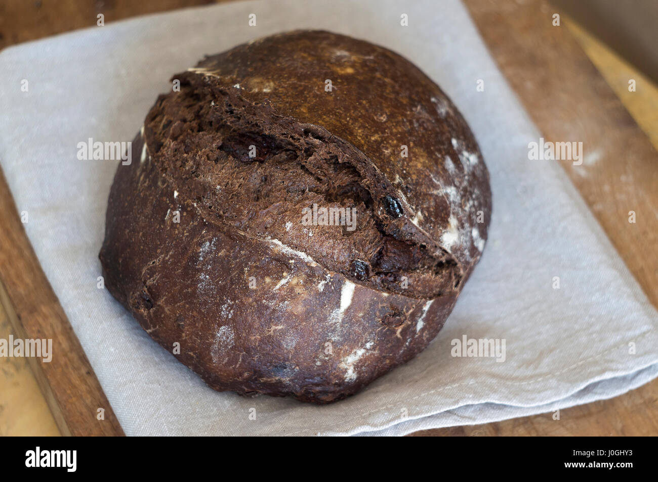 Nahaufnahme von Schokolade Handwerker Brot auf graues Küchentuch Stockfoto
