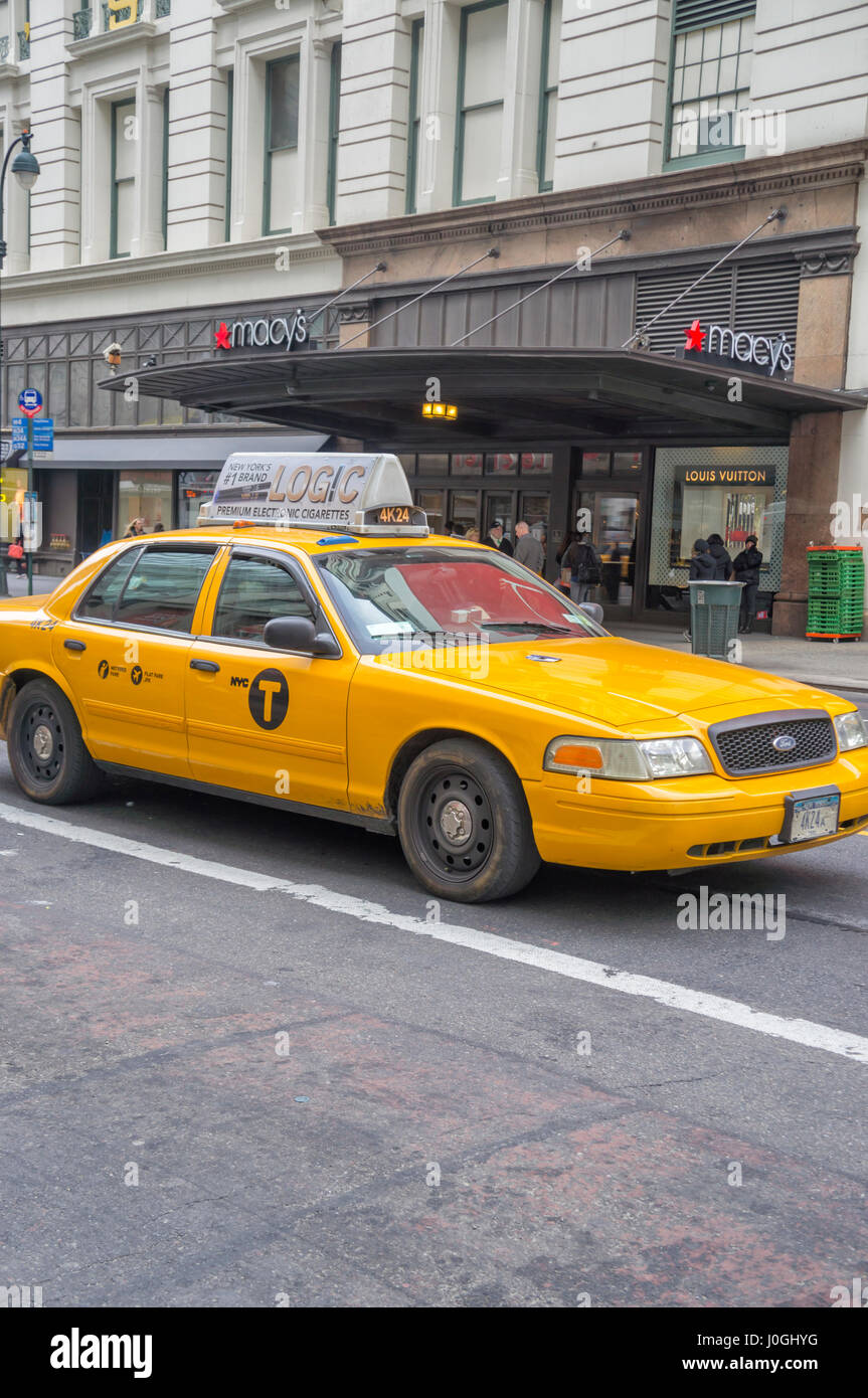 Macys Kaufhaus New York City mit kultigen gelb NYC Taxi (NY) Stockfoto