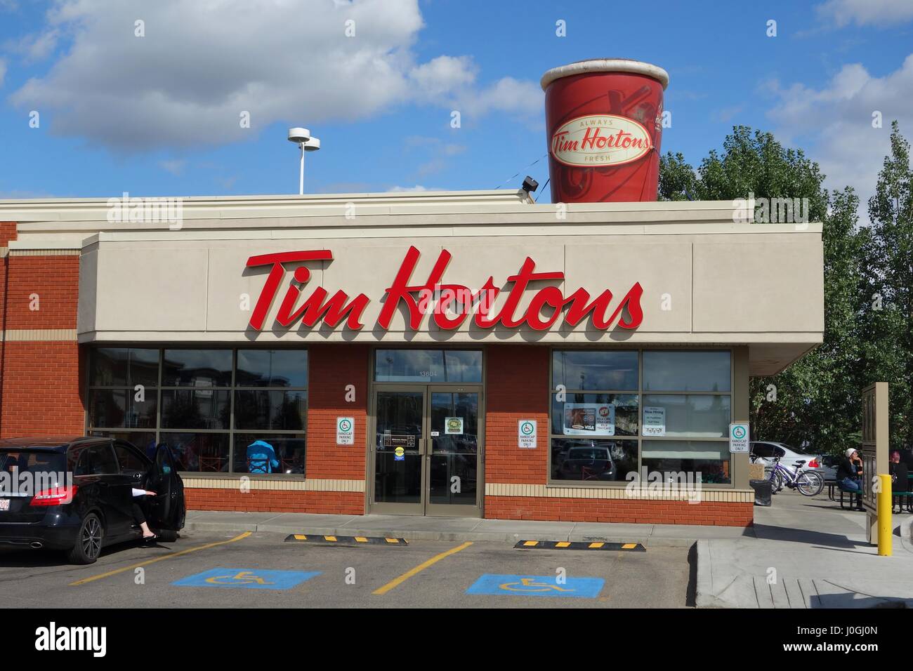 Vor dem Eingang und Zeichen eines Tim Hortons Café/Restaurants in Edmonton Alberta Kanada Stockfoto