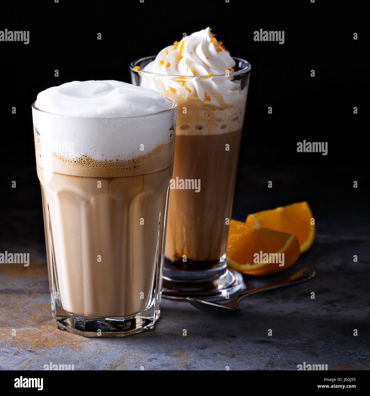 Wiener Kaffee mit Schlagsahne und Kaffee latte Stockfotografie - Alamy