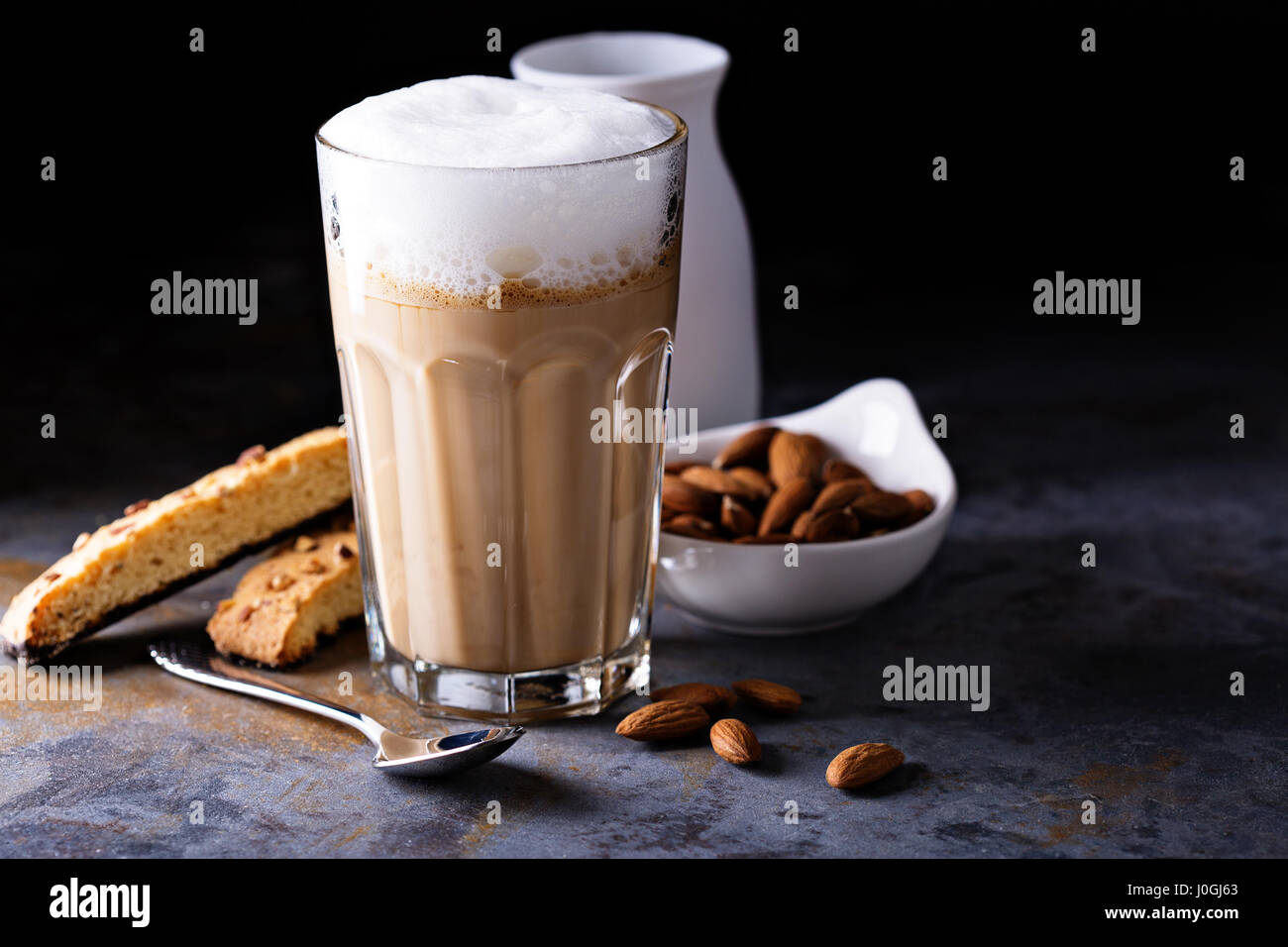 Kaffee Latte mit Mandelmilch Stockfoto